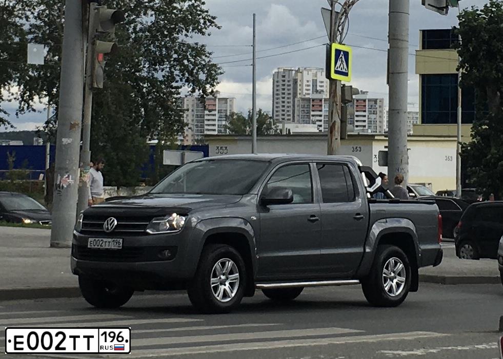 Фото автомобиля VOLKSWAGEN TOUAREG, 2017 — госномер Е002ТТ196. Цвет: ЧЕРНЫЙ