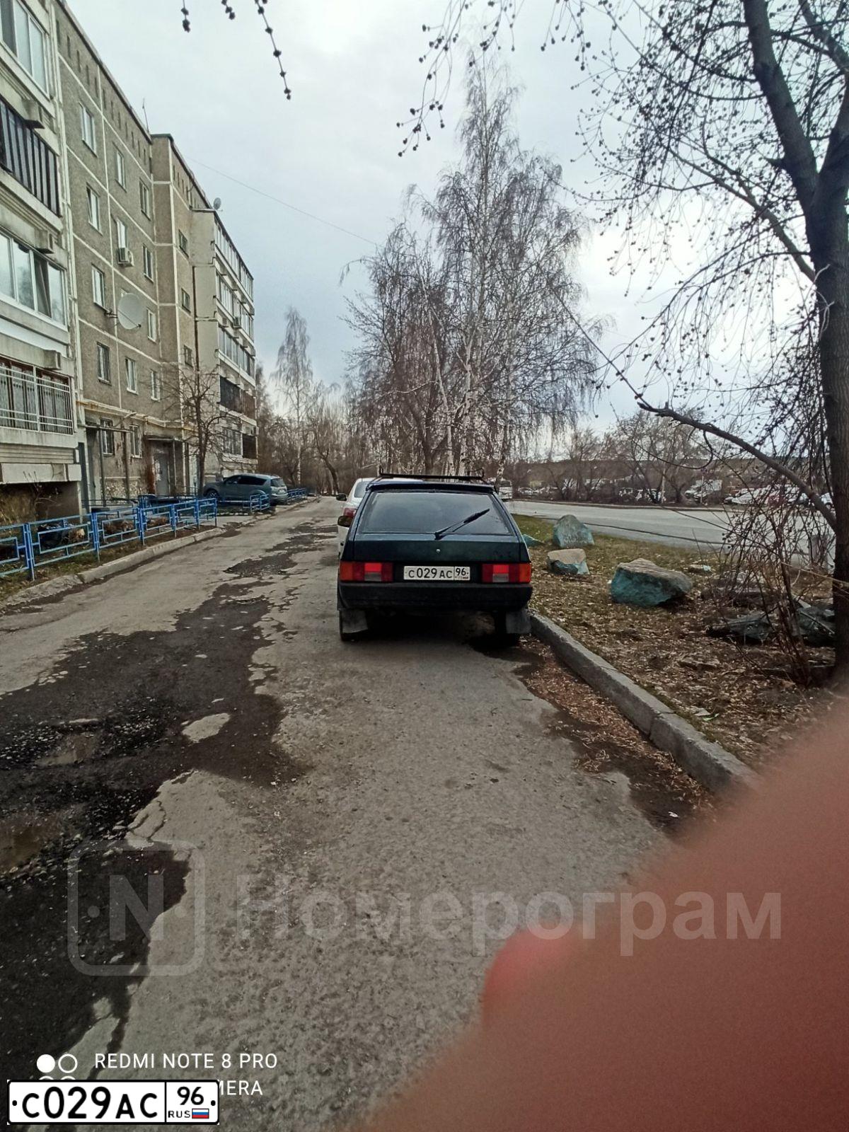 Фото автомобиля LADA 2109 SAMARA, 2004 — госномер С029АС96. Цвет: ТЕМНО-ЗЕЛЕНЫЙ