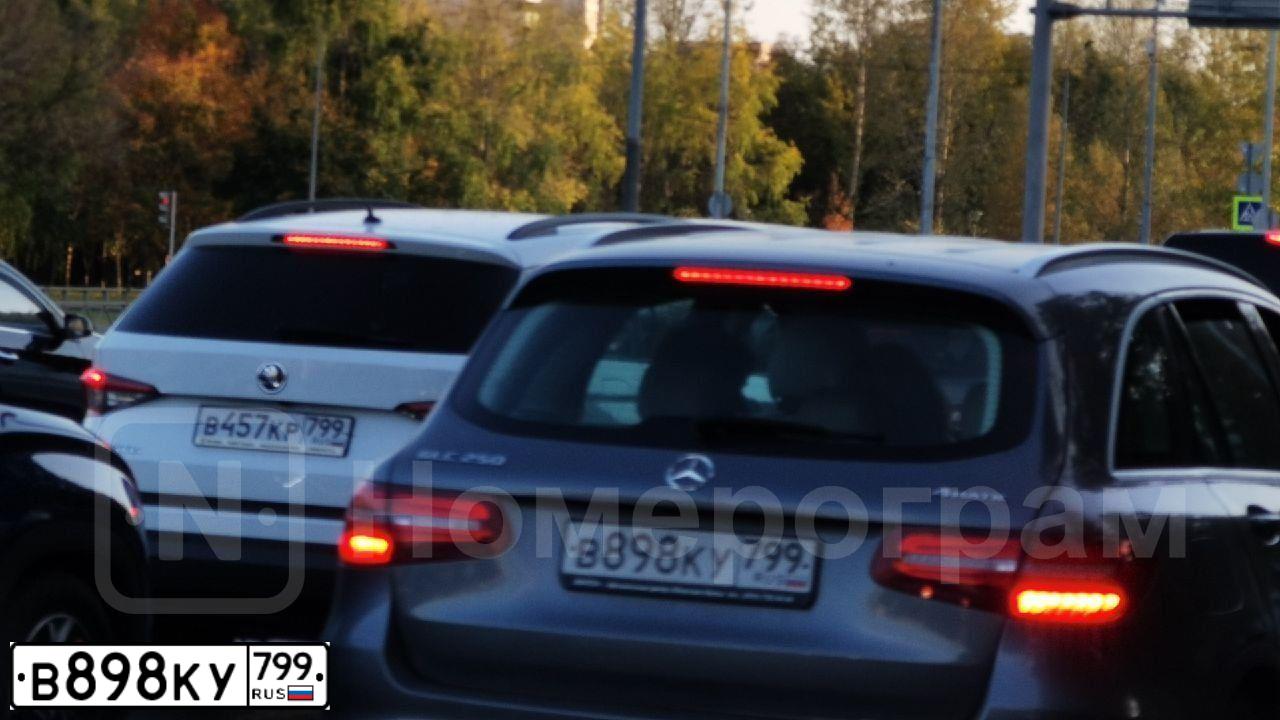 Фото автомобиля MERCEDES GLC-KLASSE, 2018 — госномер В898КУ799. Цвет: Серый