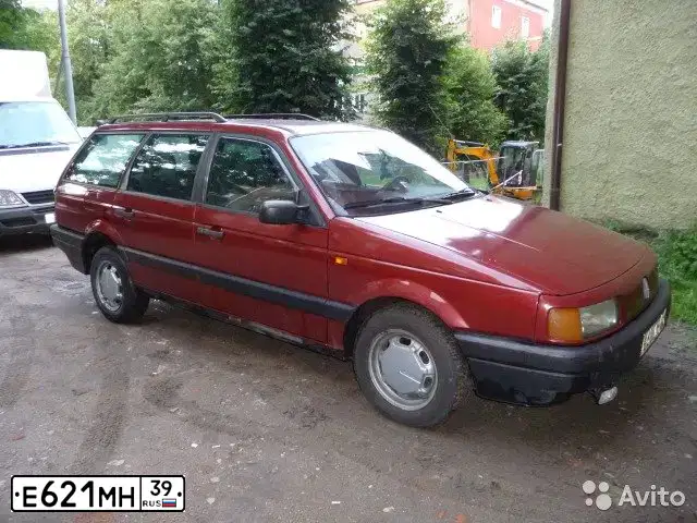 Фото автомобиля VOLKSWAGEN PASSAT, 1991 — госномер Е621МН39. Цвет: БОРДОВЫЙ