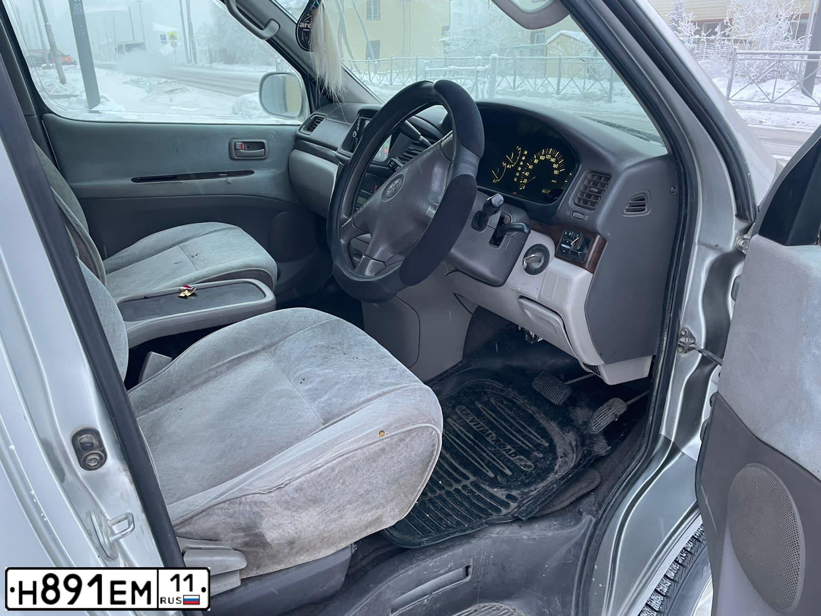Фото автомобиля VOLKSWAGEN GOLF, 1992 — госномер Н891ЕМ11. Цвет: ВИШНЕВЫЙ