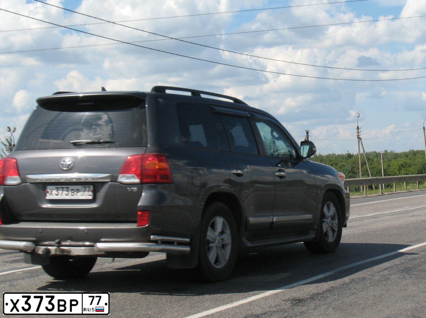 Фото автомобиля TOYOTA LANDCRUISER 200, 2013 — госномер О675МЕ32. Цвет: СЕРЫЙ