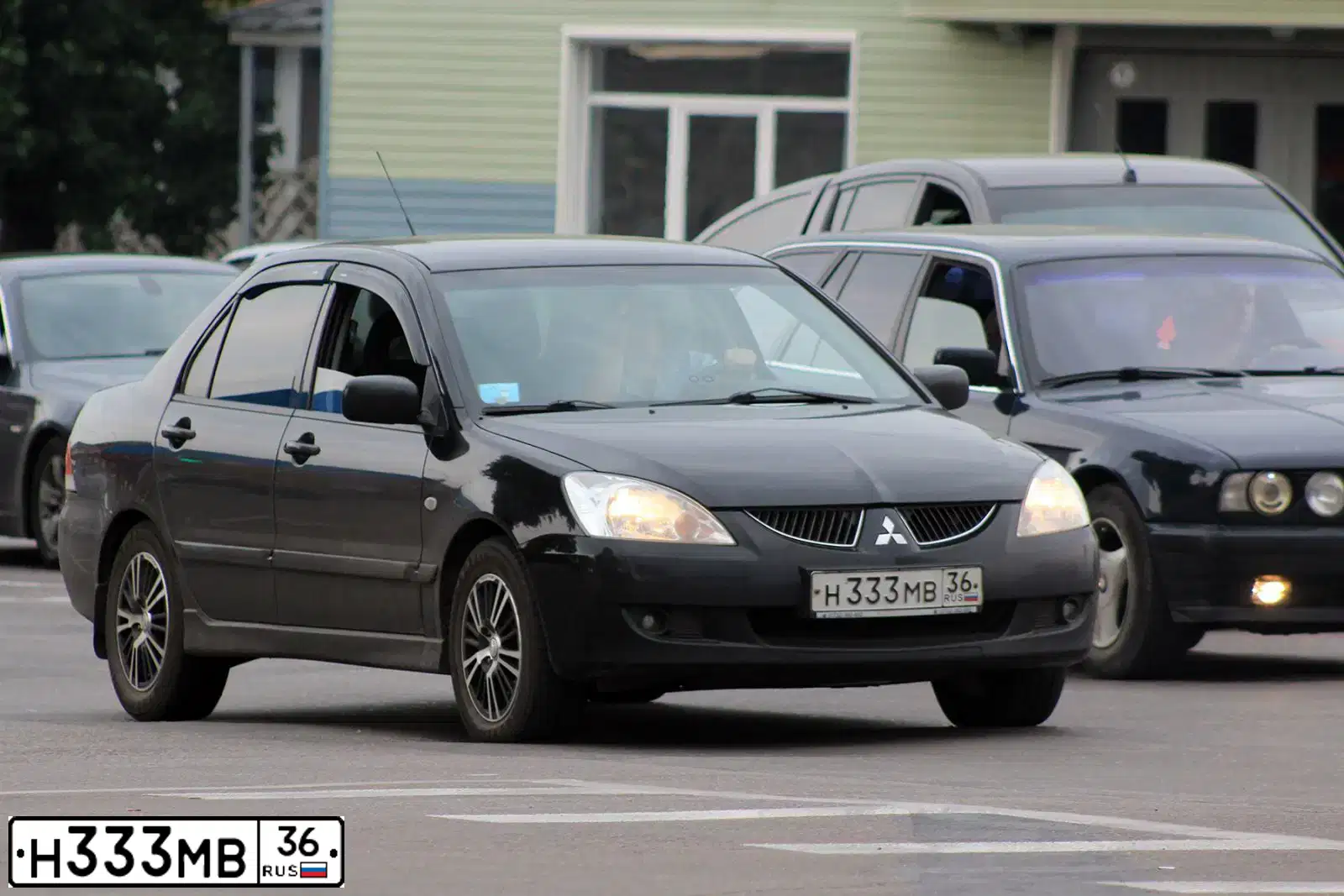 Фото автомобиля MITSUBISHI LANCER, 2005 — госномер Н333МВ36. Цвет: ЧЕРНЫЙ