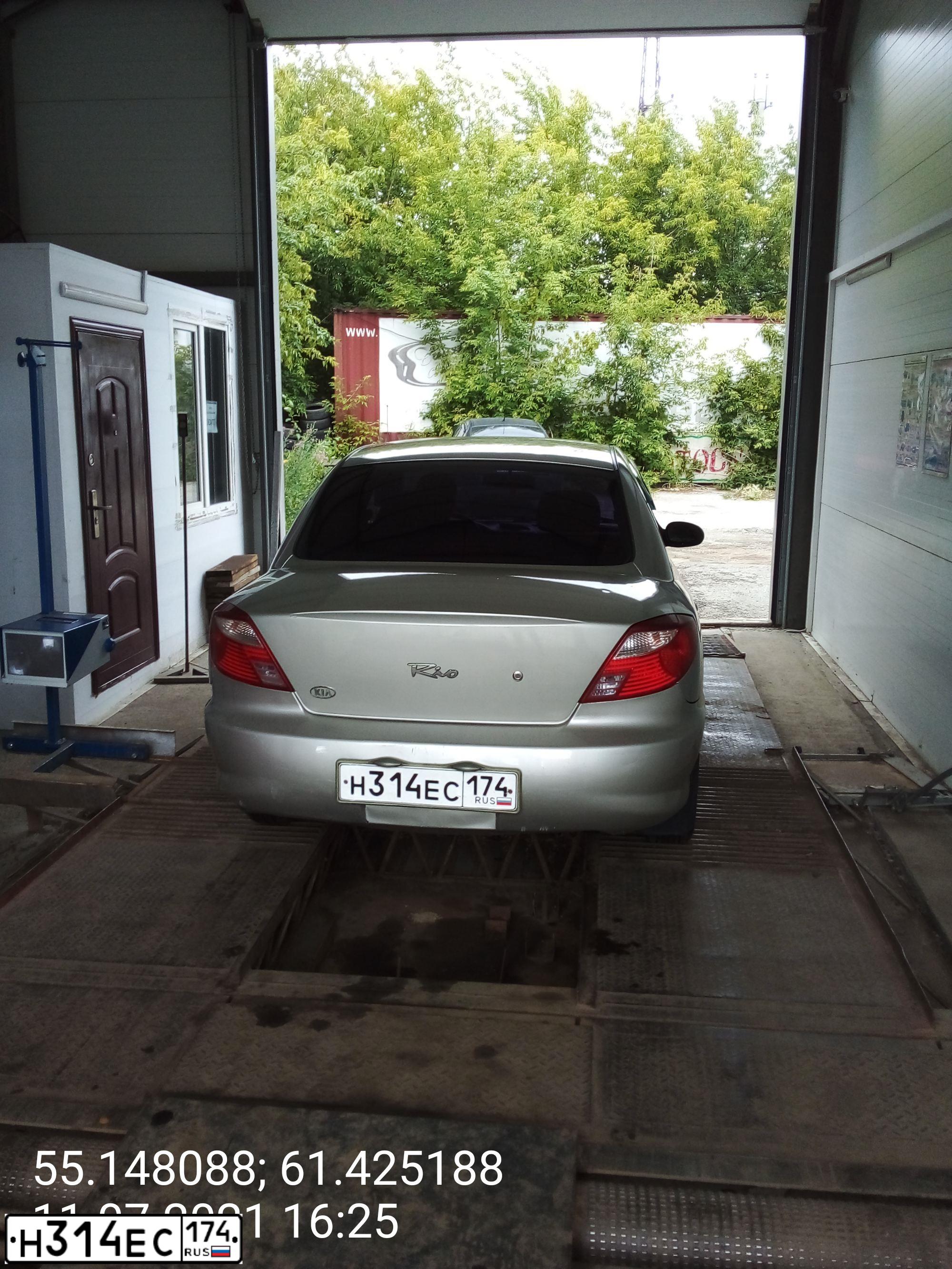 Фото автомобиля KIA RIO, 2002 — госномер Н314ЕС174. Цвет: (БЕЛЫЙ)СЕРЕБРИСТЫЙ