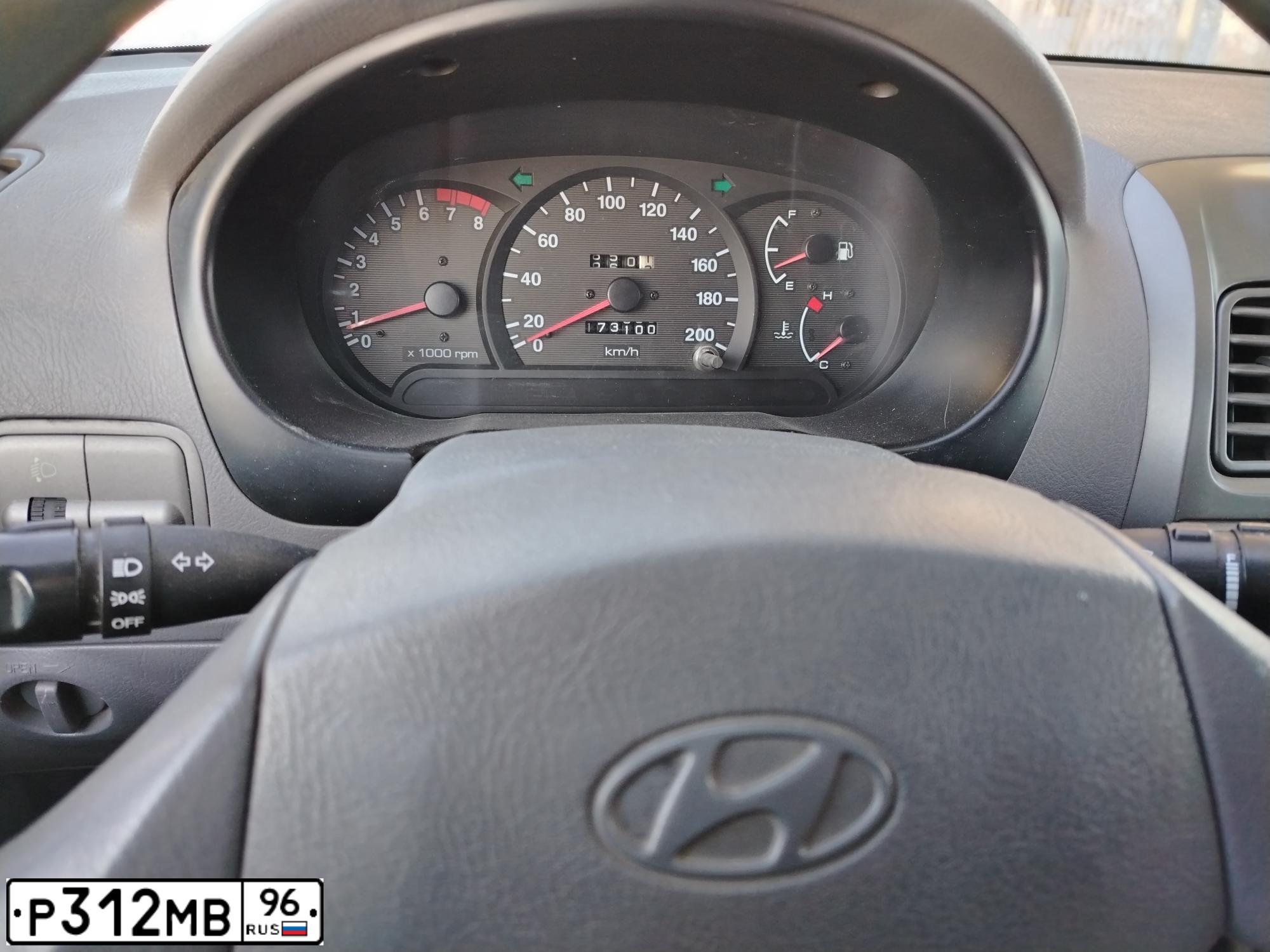 Фото автомобиля HYUNDAI ACCENT, 2010 — госномер О944АВ702. Цвет: ЧЕРНЫЙ