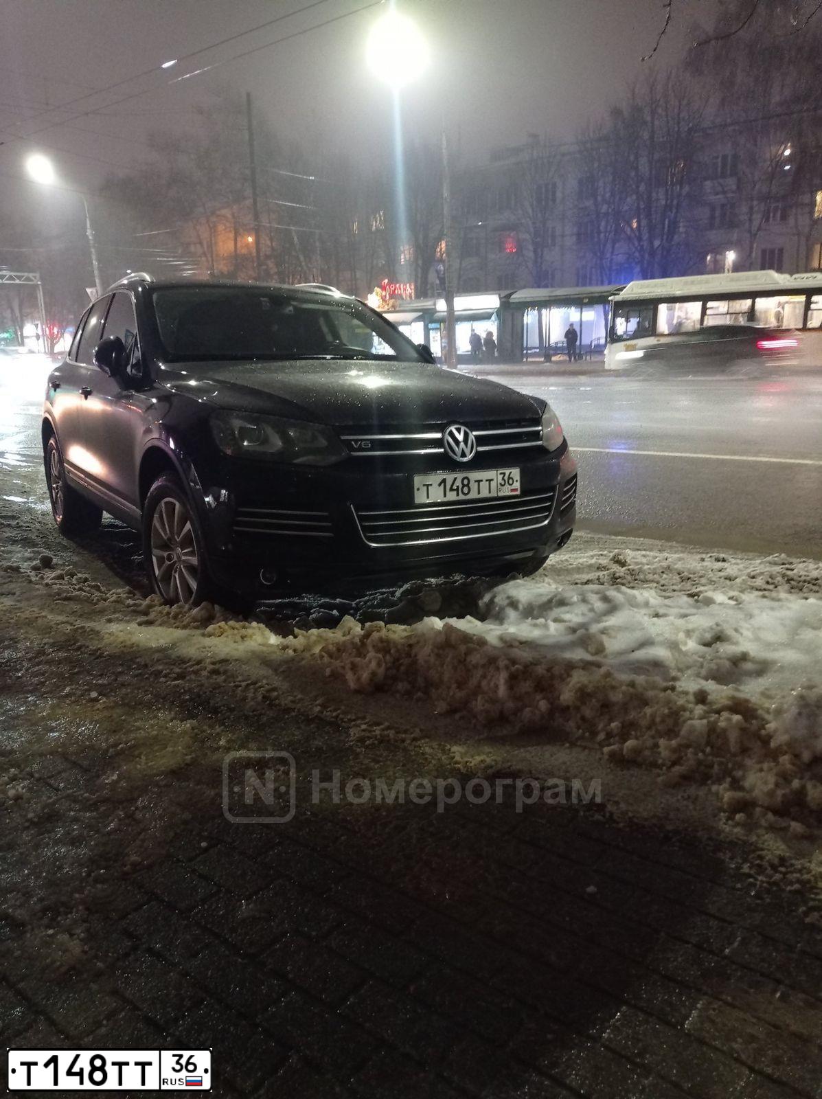Фото автомобиля TOYOTA LANDCRUISER 200, 2013 — госномер Т148ТТ36. Цвет: БЕЛЫЙ