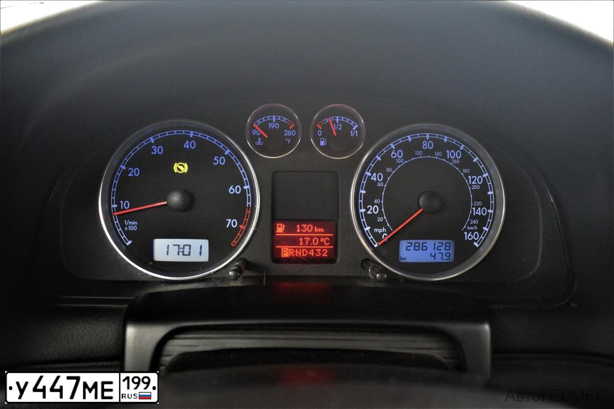 Фото автомобиля VOLKSWAGEN PASSAT, 2003 — госномер У447МЕ199. Цвет: Серый