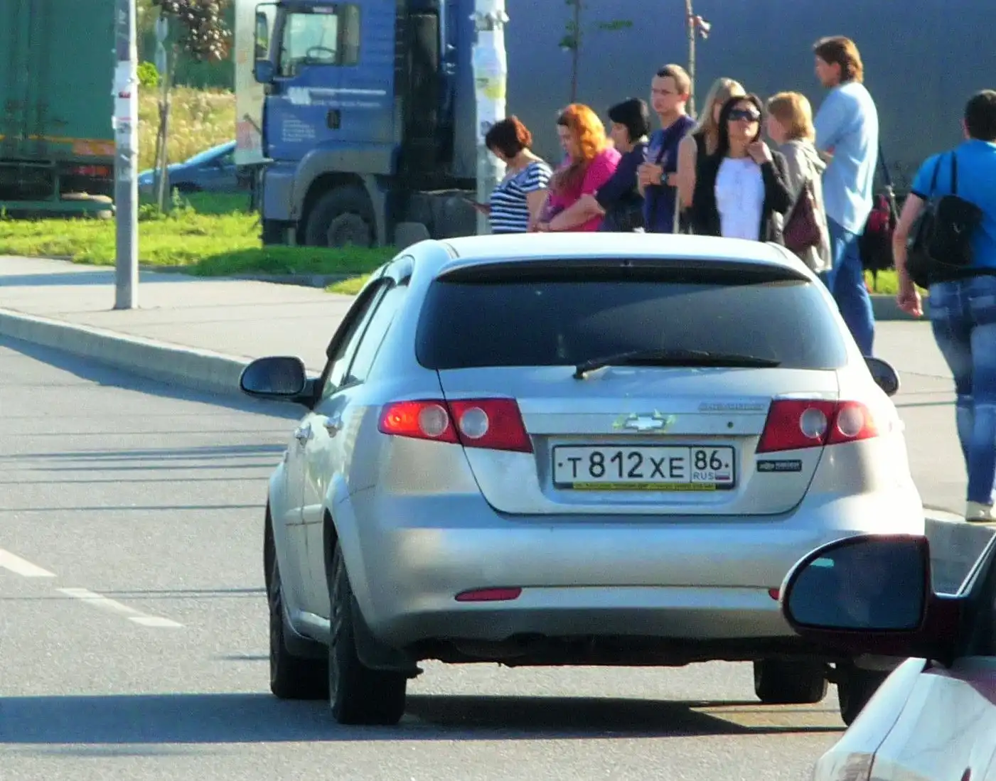 Фото автомобиля CHEVROLET LACETTI, 2008 — госномер Т812ХЕ86. Цвет: Серебристый