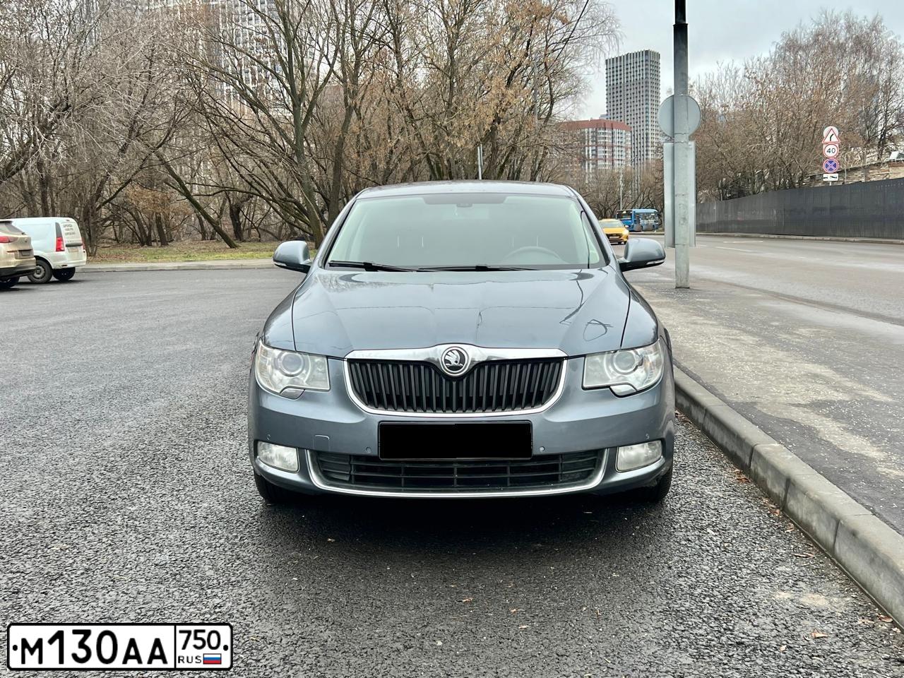 Фото автомобиля SKODA SUPERB, 2010 — госномер М130АА750. Цвет: СЕРЫЙ