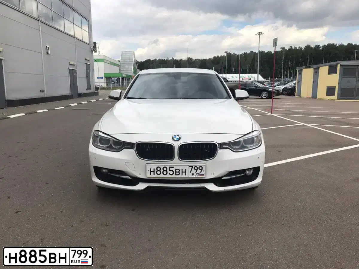 Фото автомобиля BMW SERIE 3, 2013 — госномер Н885ВН799. Цвет: Белый