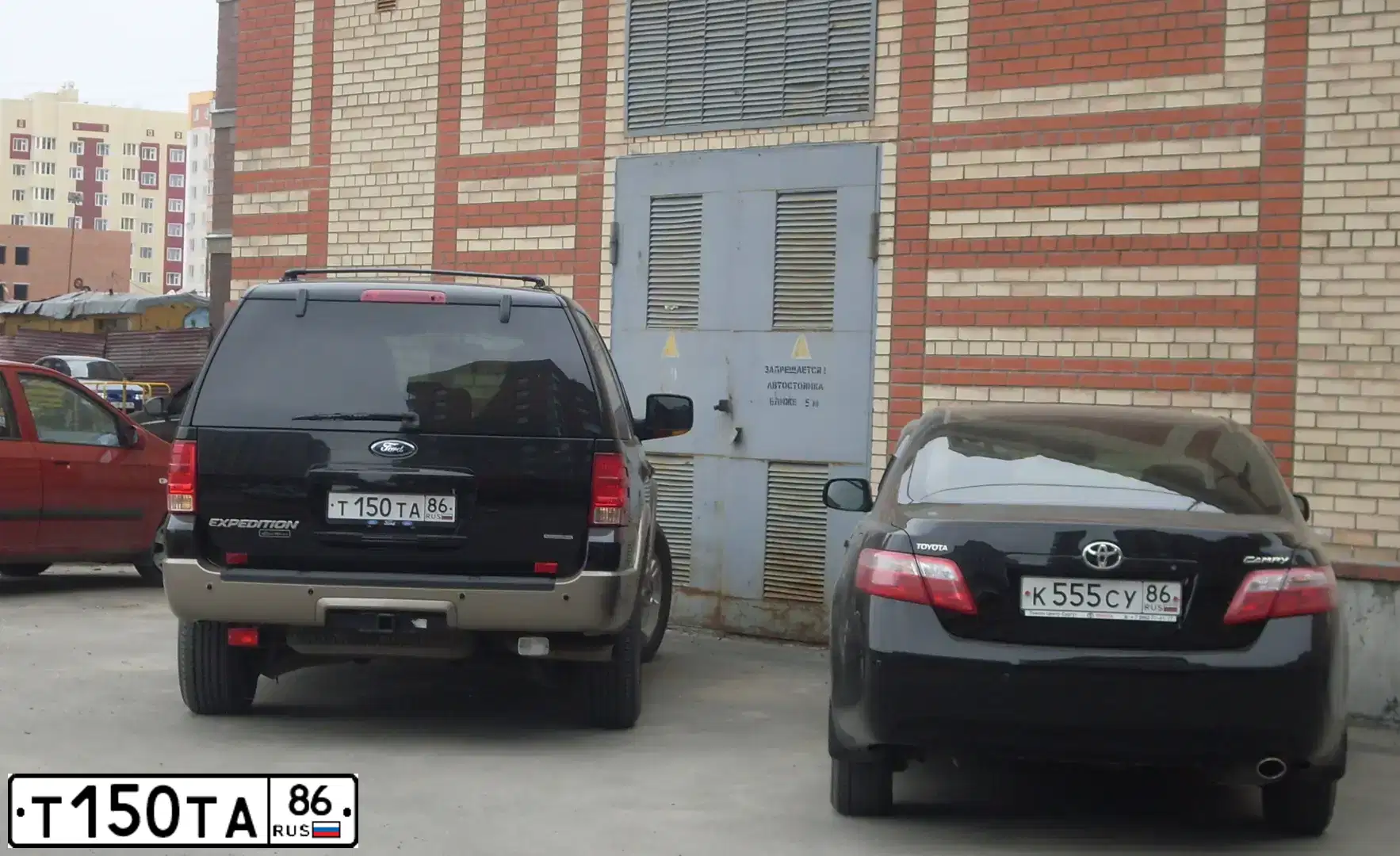 Фото автомобиля FORD EXPEDITION, 2004 — госномер А313УК186. Цвет: ЧЕРНЫЙ