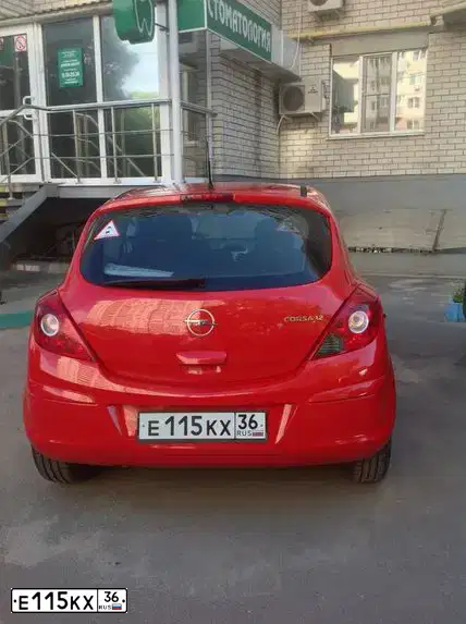 Фото автомобиля OPEL CORSA, 2007 — госномер Е115КХ36. Цвет: Красный