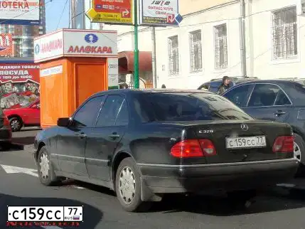 Фото автомобиля MERCEDES E-KLASSE, 1998 — госномер С159СС77. Цвет: ЧЕРНЫЙ