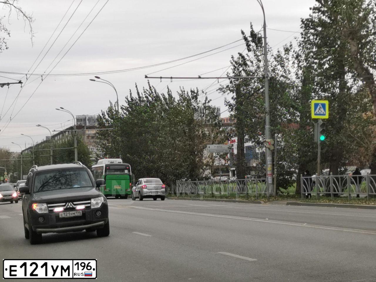 Фото автомобиля MITSUBISHI PAJERO, 2007 — госномер Т371НМ196. Цвет: ЧЕРНЫЙ