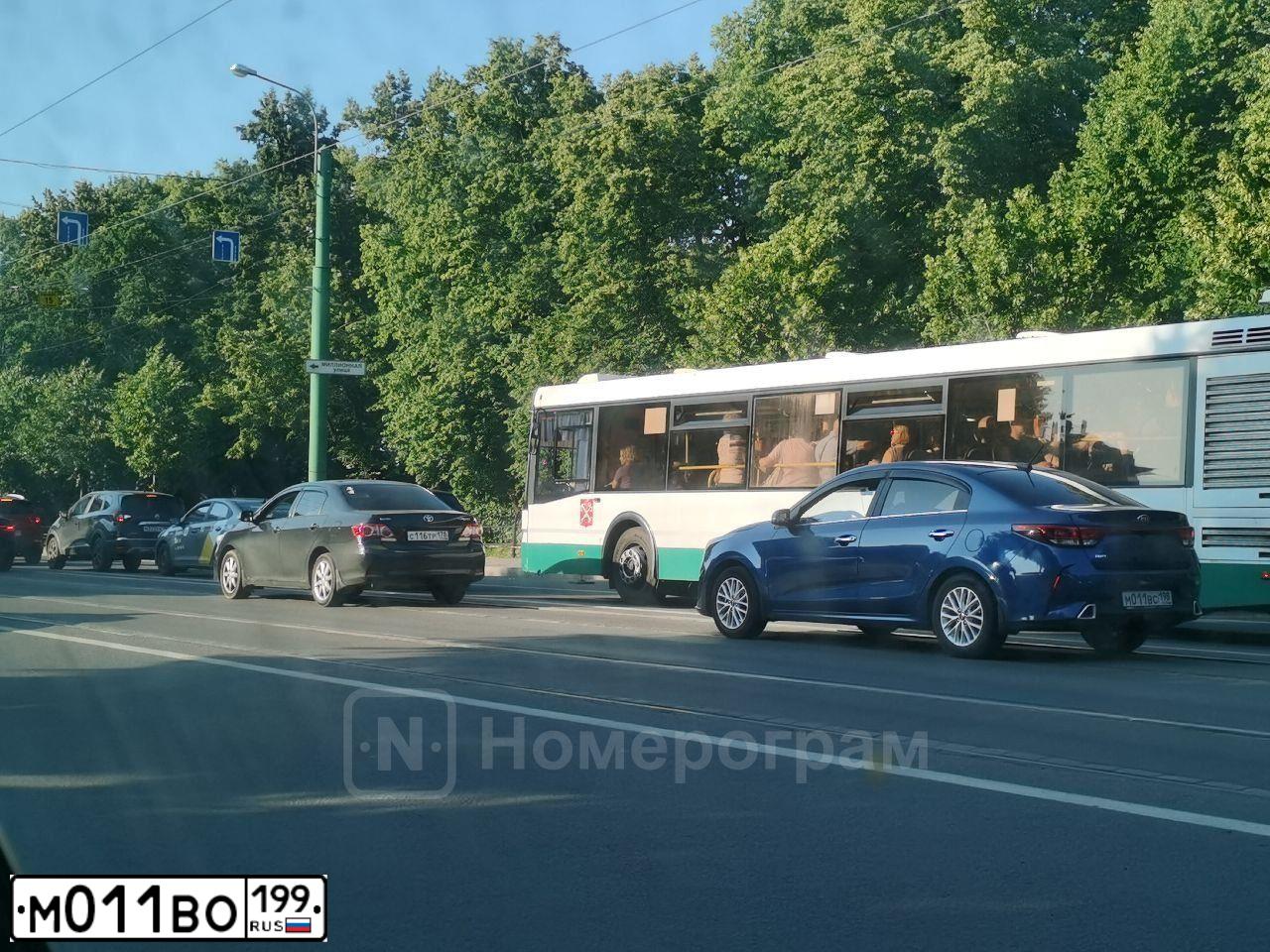 Фото автомобиля MERCEDES E-KLASSE, 2000 — госномер Е383КХ21. Цвет: ЧЕРНЫЙ