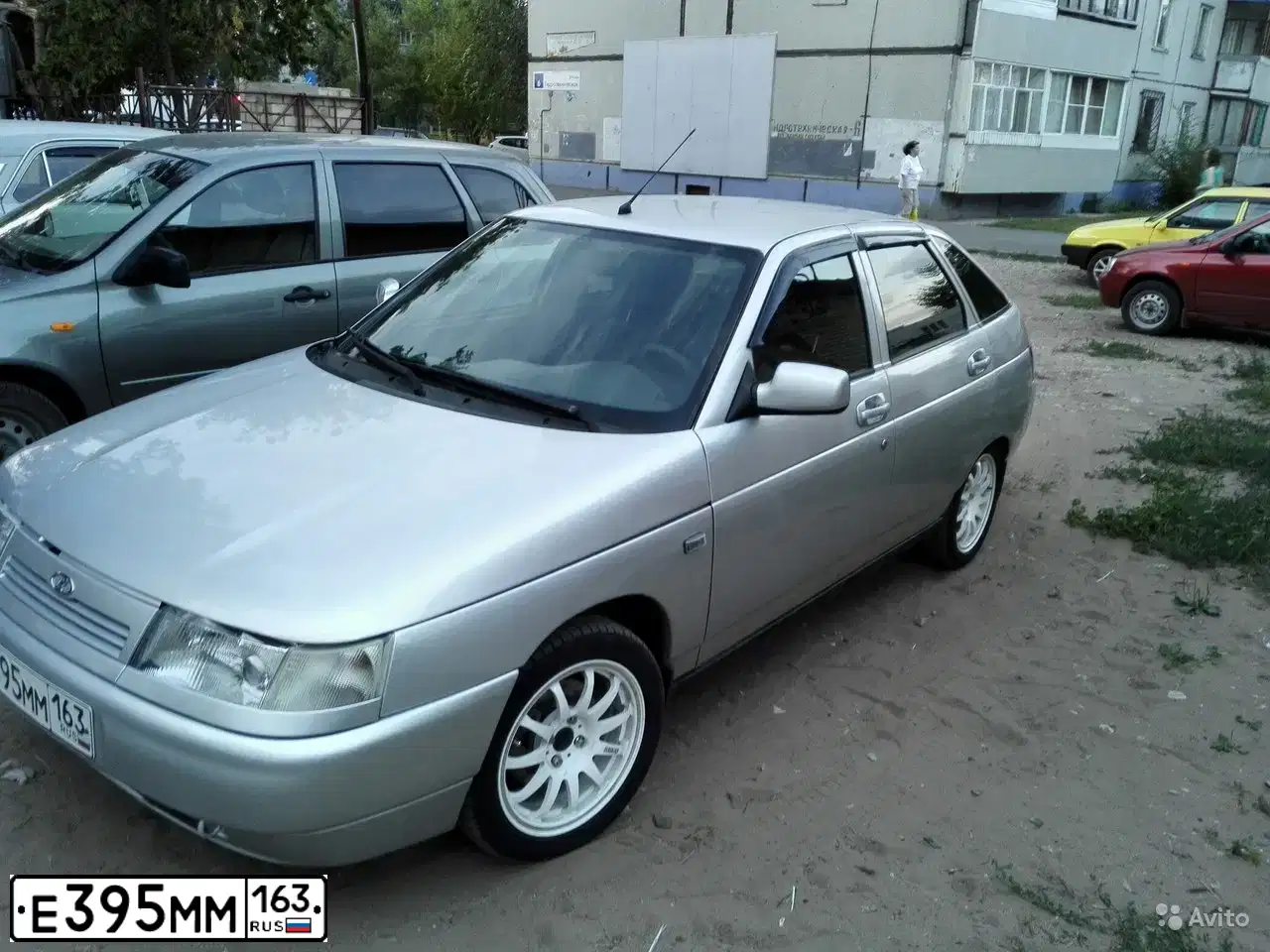 Фото автомобиля LADA 2112, 2006 — госномер У327СХ48. Цвет: СВЕТЛО-СЕРЕБРИСТЫЙ МЕТАЛЛ
