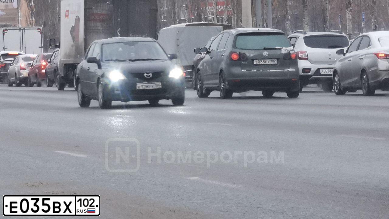 Фото автомобиля VOLKSWAGEN GOLF PLUS, 2007 — госномер Е035ВХ102. Цвет: СЕРО-ЗЕЛЕНЫЙ