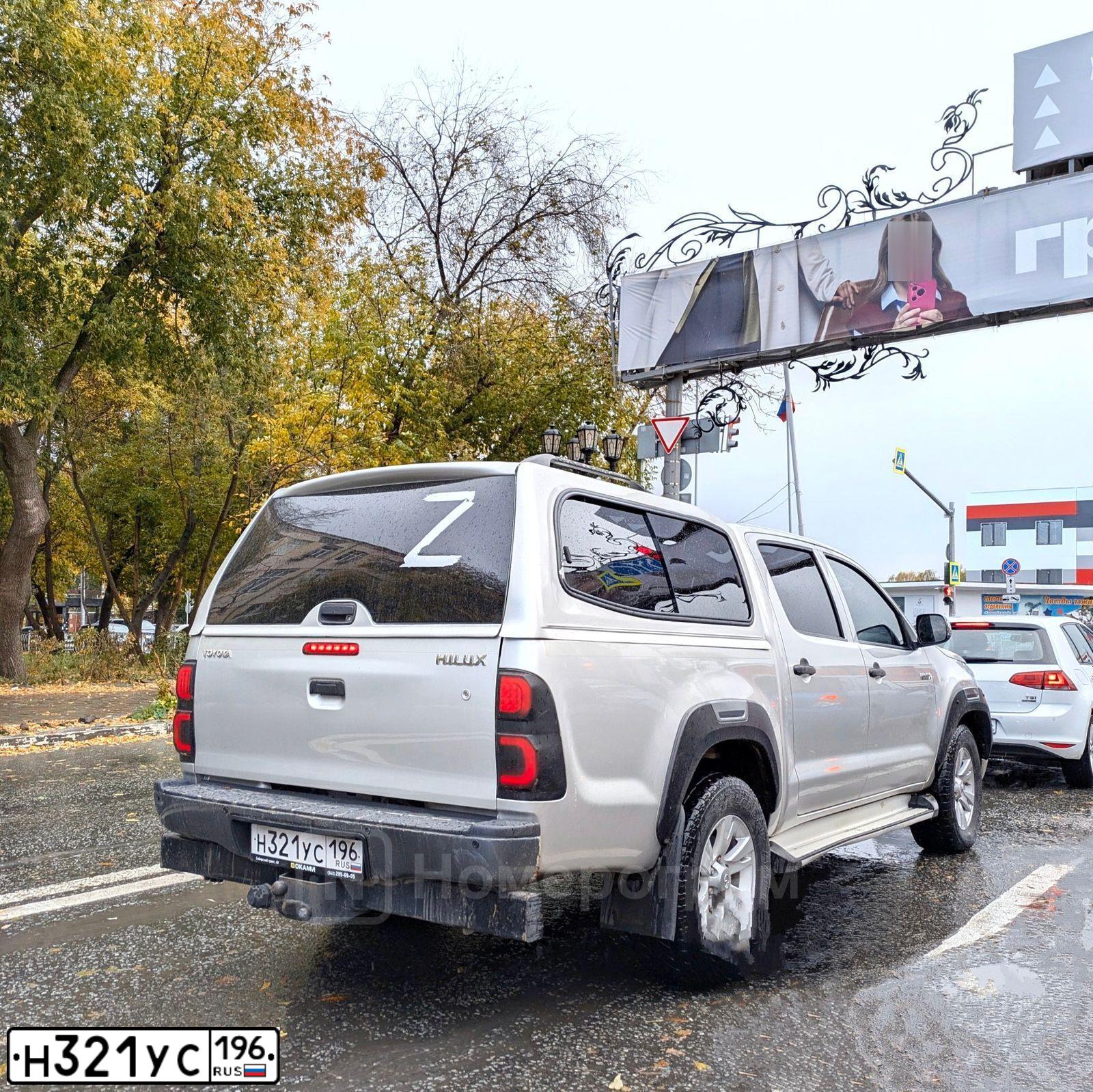 Фото автомобиля TOYOTA HILUX, 2011 — госномер Н321УС196. Цвет: СВЕТЛО-СЕРЫЙ