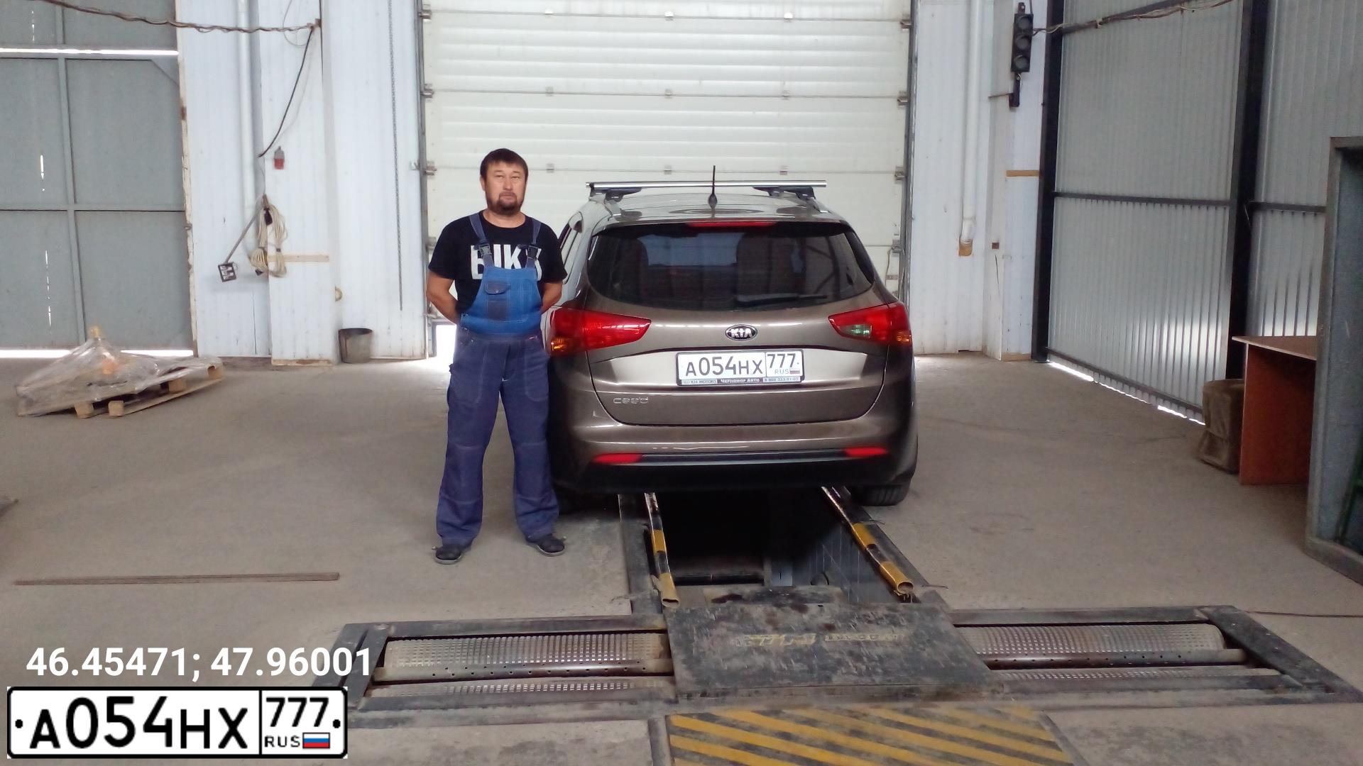 Фото автомобиля KIA CEE'D, 2015 — госномер Е570НУ30. Цвет: Коричневый