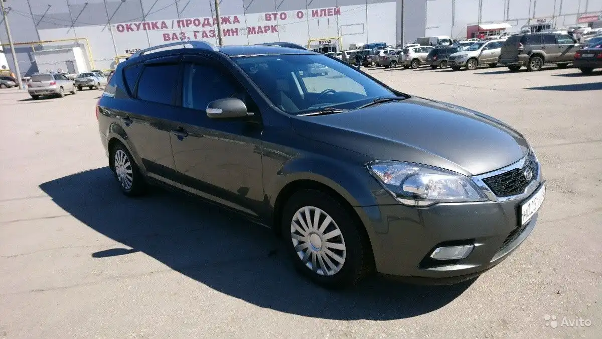 Фото автомобиля KIA CEE'D, 2010 — госномер М590ОЕ30. Цвет: СЕРЕБРИСТЫЙ