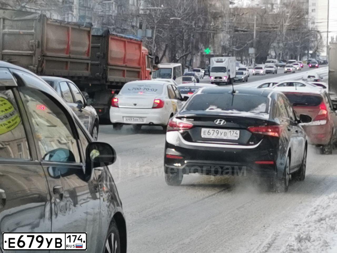 Фото автомобиля HYUNDAI SOLARIS, 2018 — госномер Е679УВ174. Цвет: ЧЕРНЫЙ