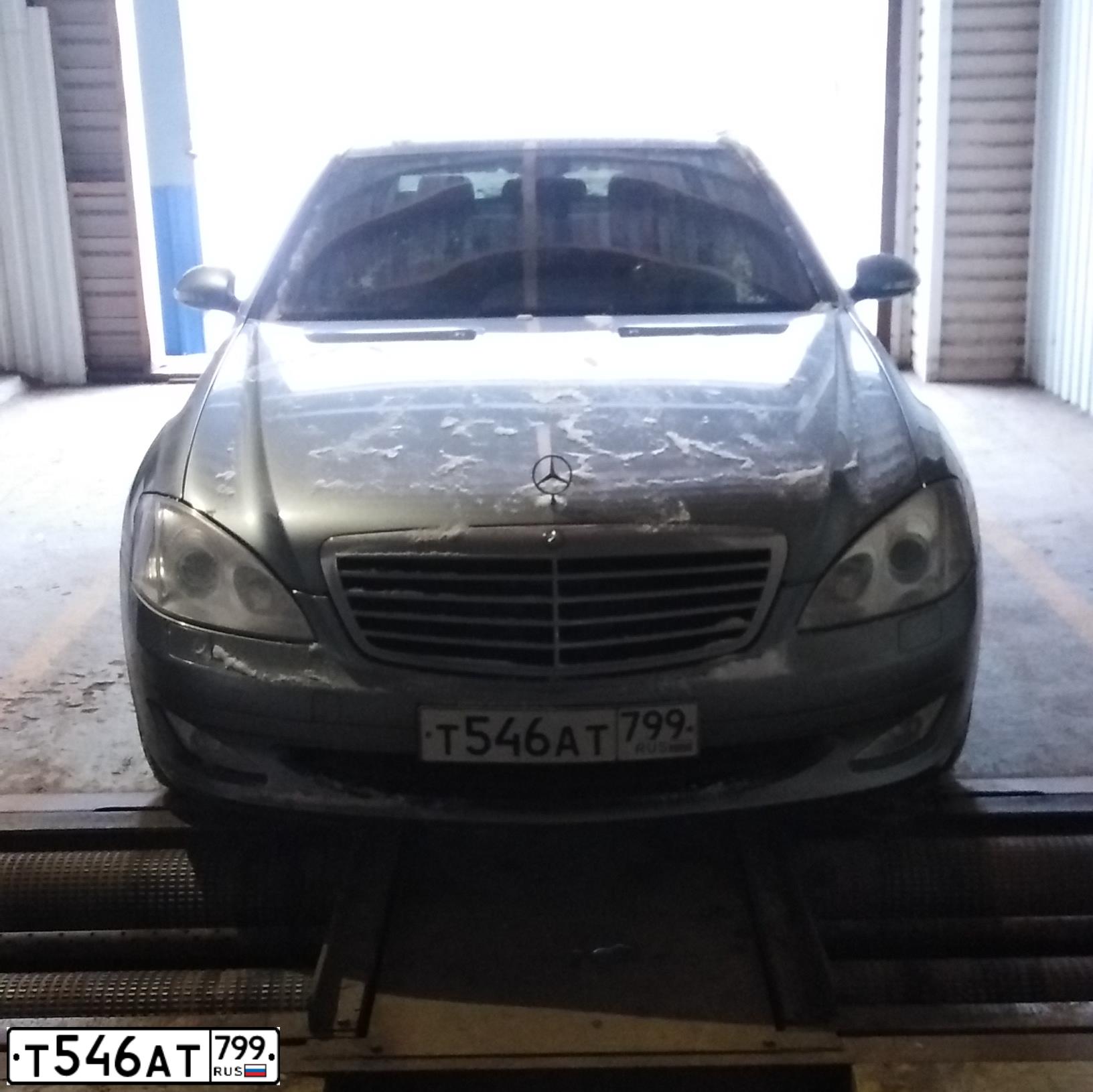 Фото автомобиля MERCEDES S-KLASSE, 2006 — госномер Т546АТ799. Цвет: СЕРЫЙ