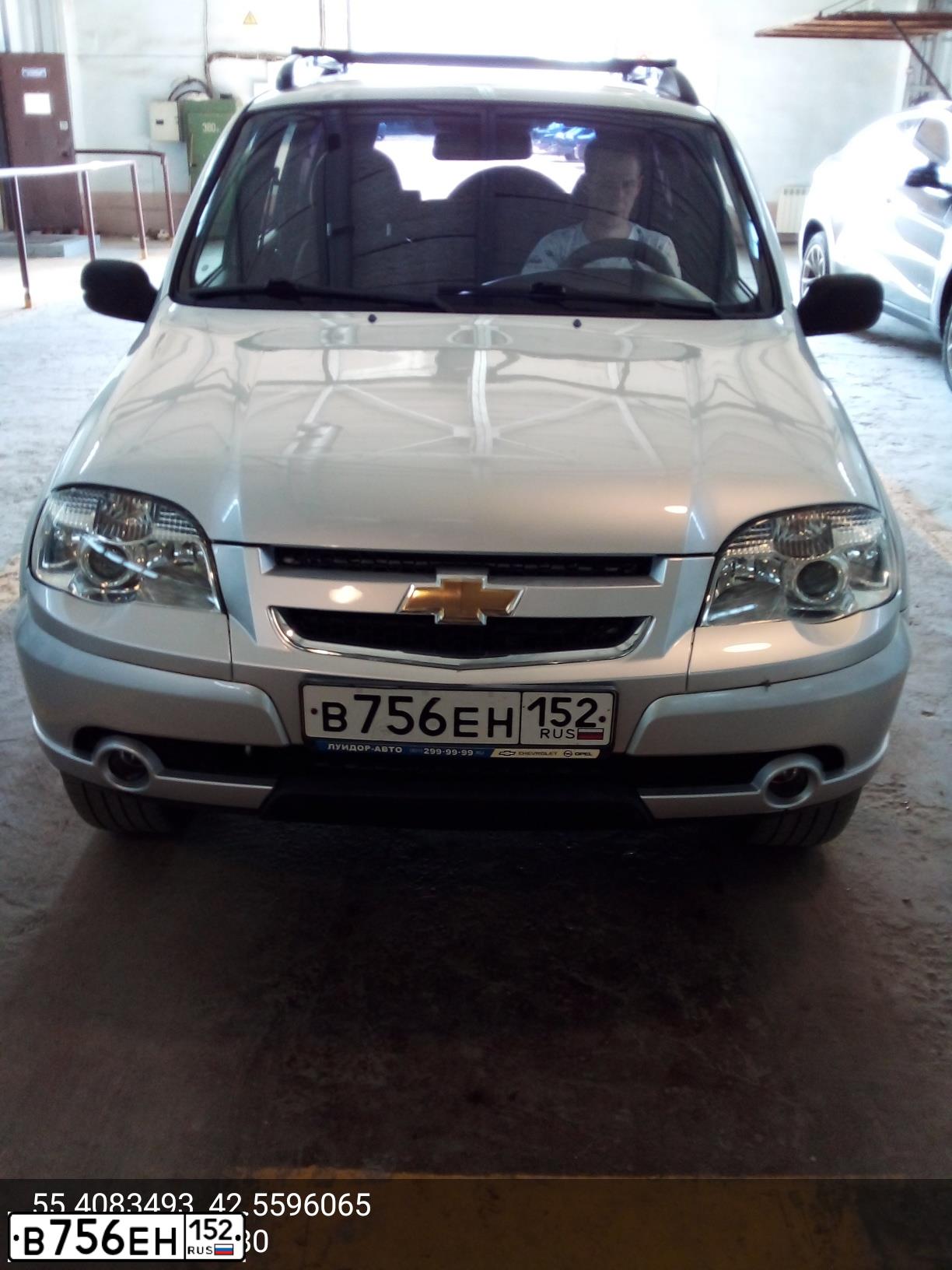 Фото автомобиля CHEVROLET NIVA, 2010 — госномер Т030КС152. Цвет: СВЕТЛО-СЕРЫЙ