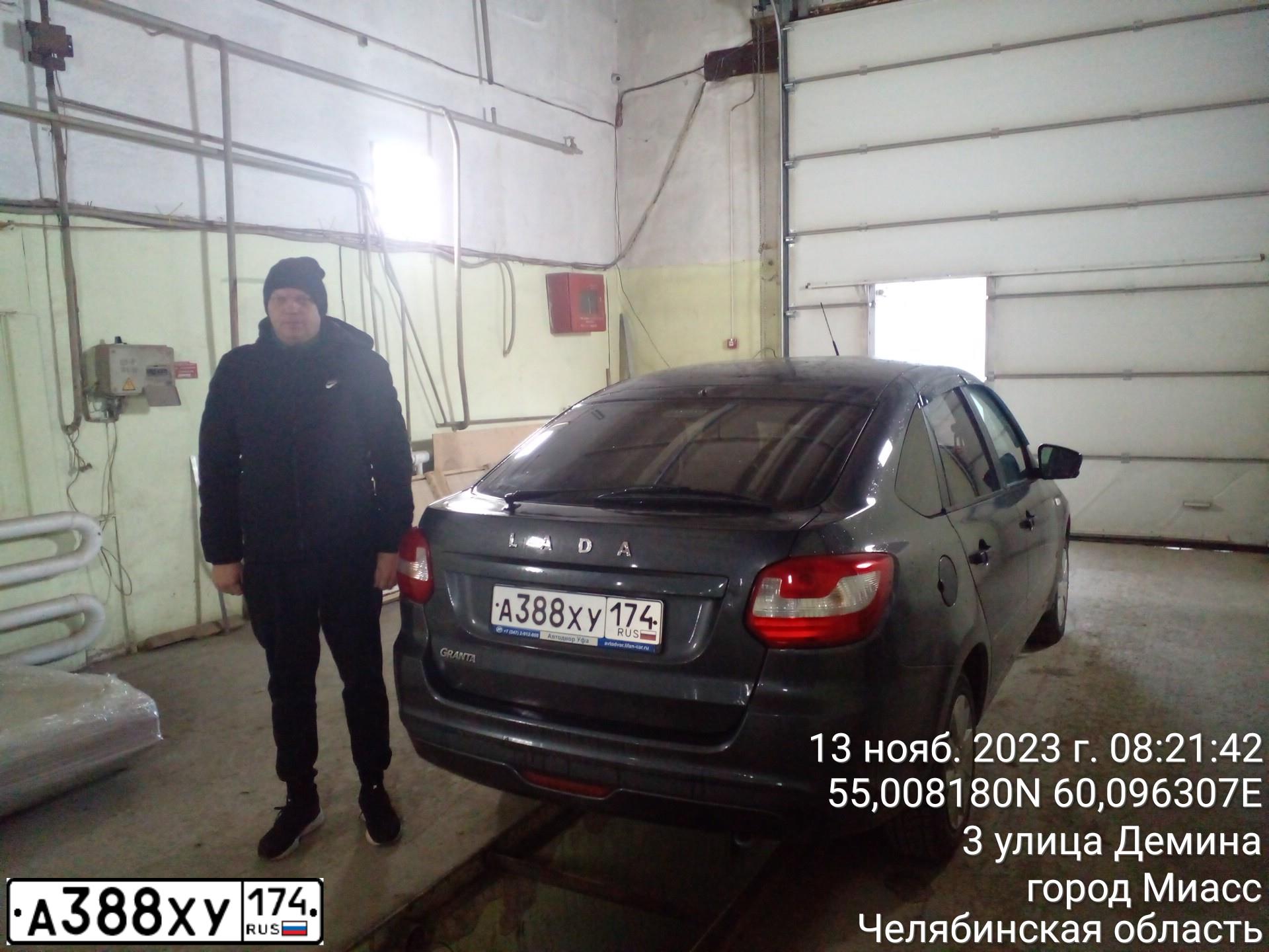 Фото автомобиля LADA GRANTA, 2019 — госномер А806КН774. Цвет: серебристо-темно-серый