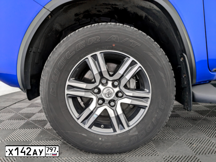 Фото автомобиля TOYOTA FORTUNER, 2019 — госномер Х142АУ797. Цвет: синий