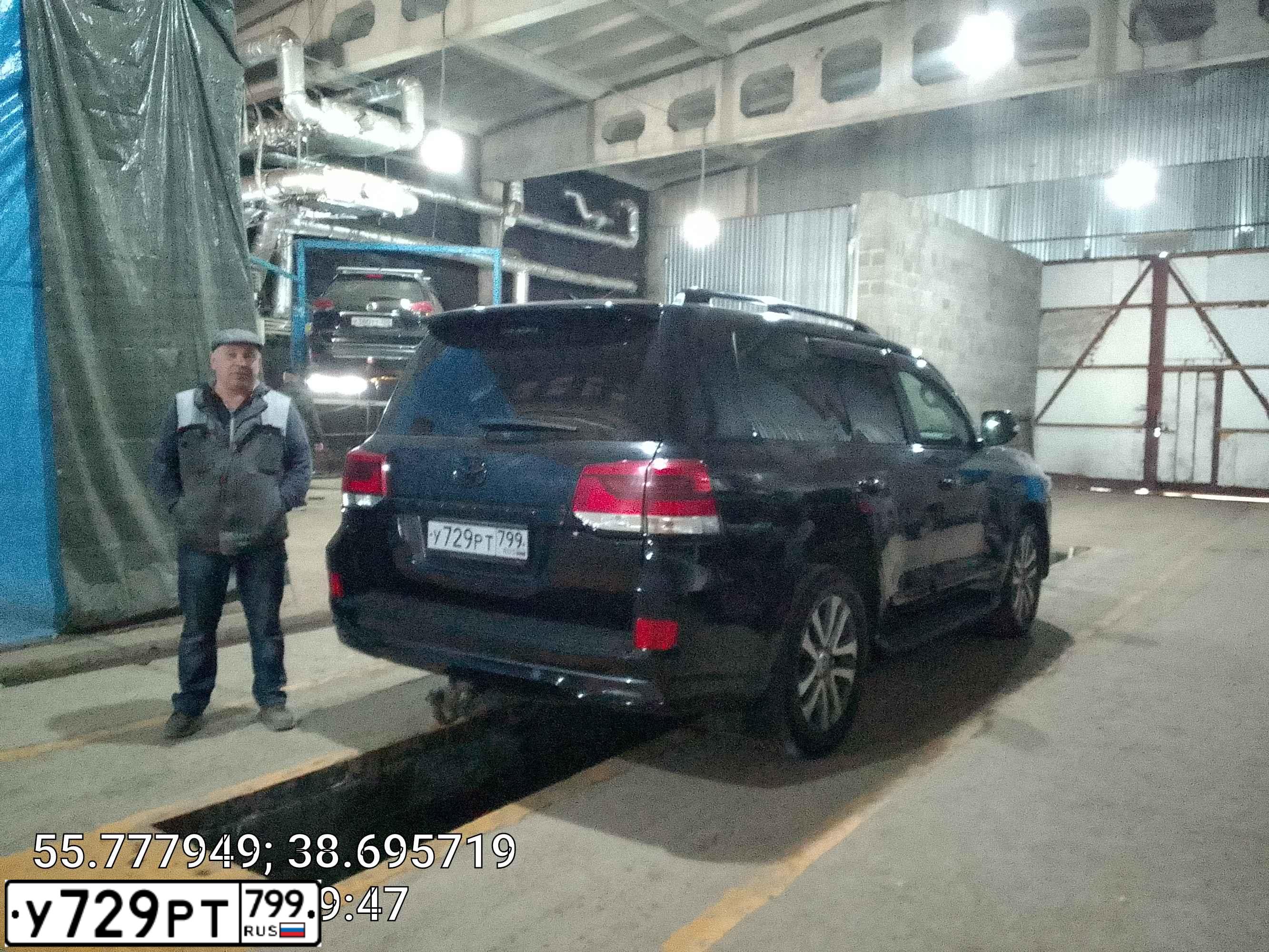 Фото автомобиля TOYOTA LANDCRUISER 200, 2017 — госномер У729РТ799. Цвет: ЧЕРНЫЙ