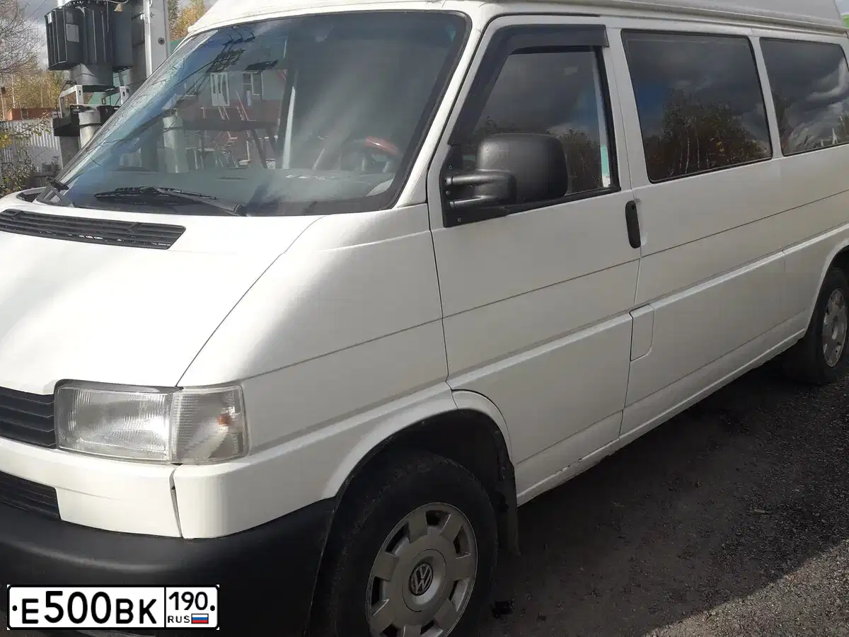 Фото автомобиля VOLKSWAGEN TRANSPORTER, 1999 — госномер Е500ВК190. Цвет: Белый