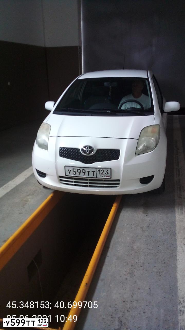 Фото автомобиля TOYOTA YARIS, 2008 — госномер У599ТТ123. Цвет: Белый