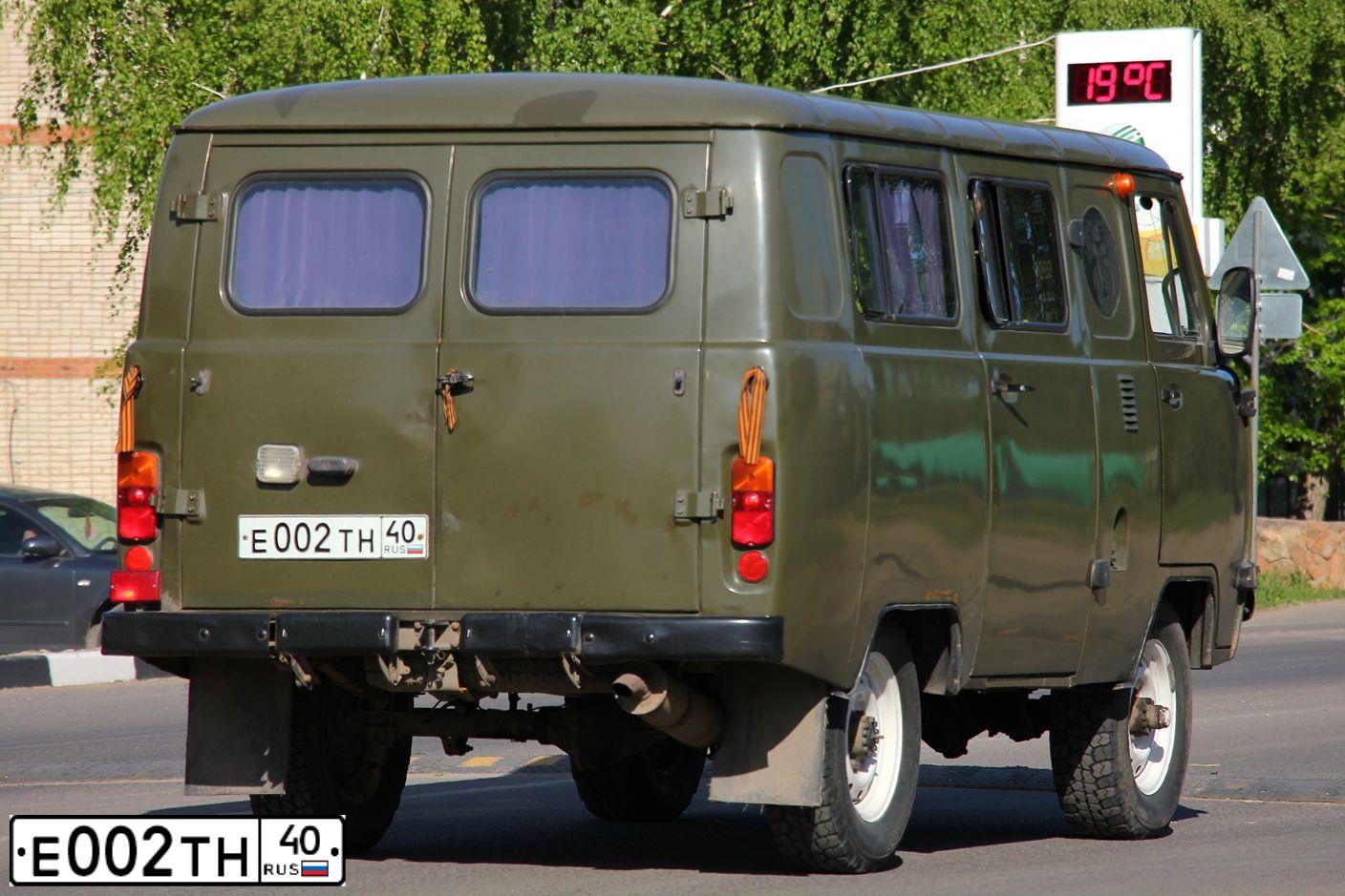 Фото автомобиля UAZ 3741, 2007 — госномер Е002ТН40. Цвет: ЗАЩИТНЫЙ