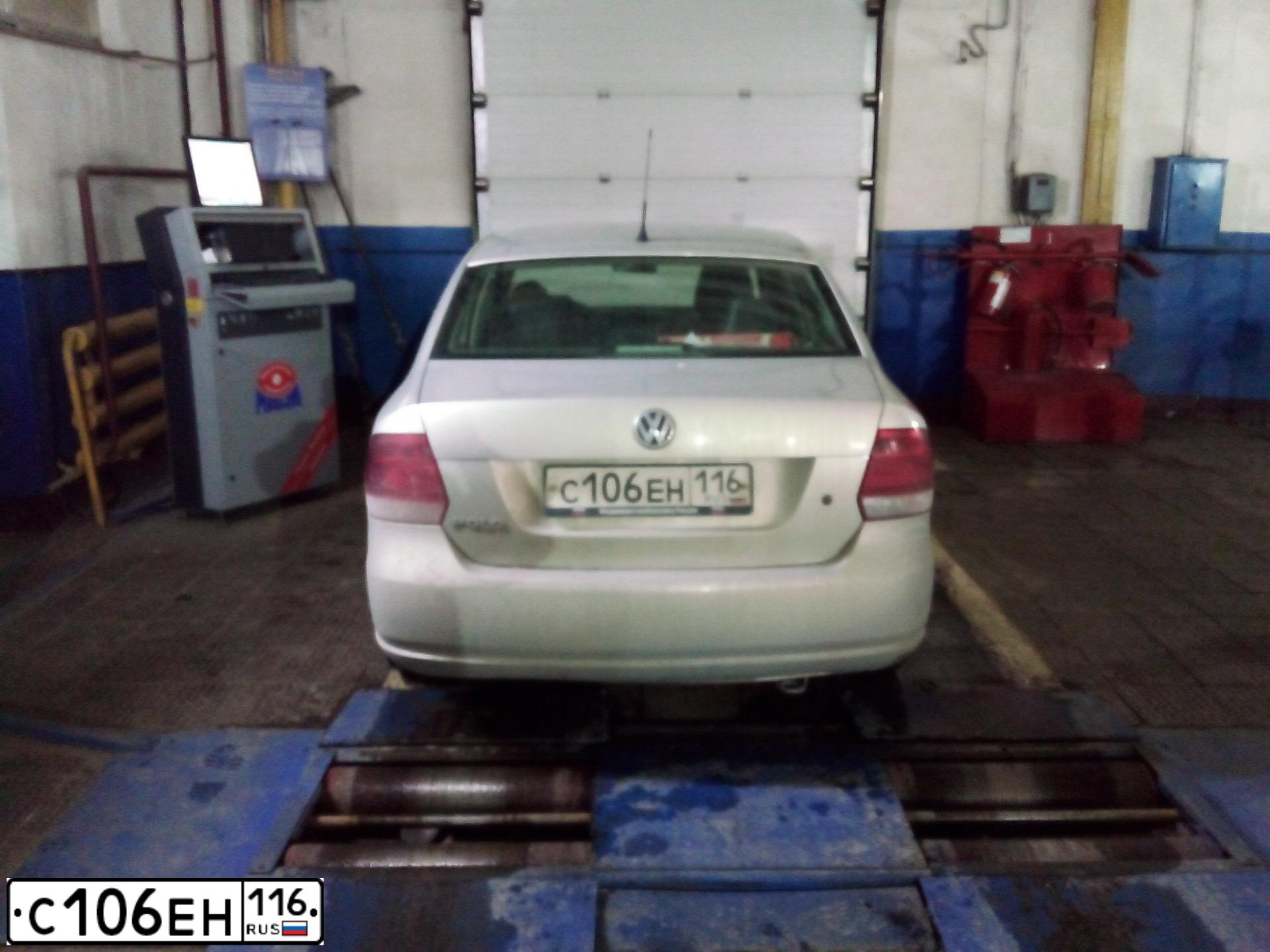 Фото автомобиля VOLKSWAGEN POLO, 2012 — госномер С106ЕН116. Цвет: Серебристо-Желтый