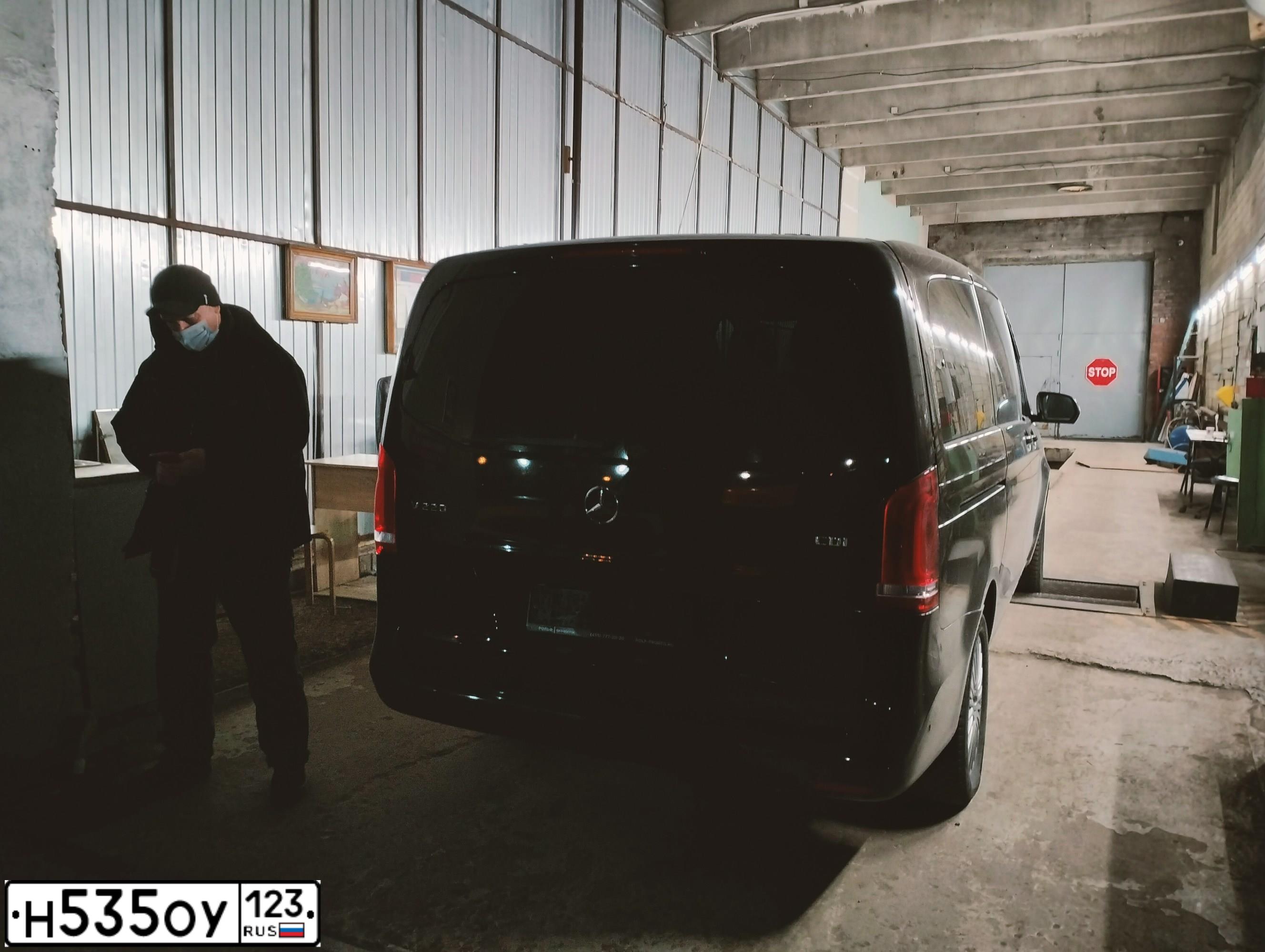 Фото автомобиля MERCEDES V-KLASSE, 2015 — госномер Р212ЕВ977. Цвет: ЧЕРНЫЙ