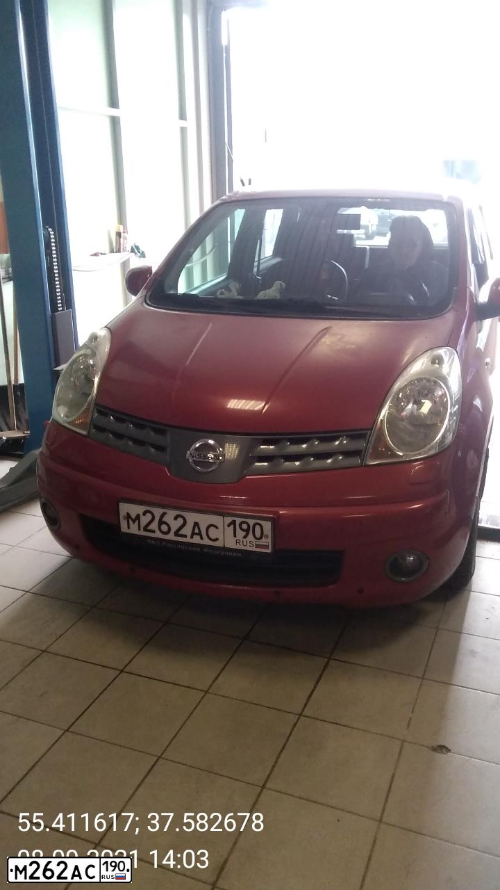 Фото автомобиля NISSAN NOTE, 2008 — госномер М262АС190. Цвет: ВИШНЕВЫЙ