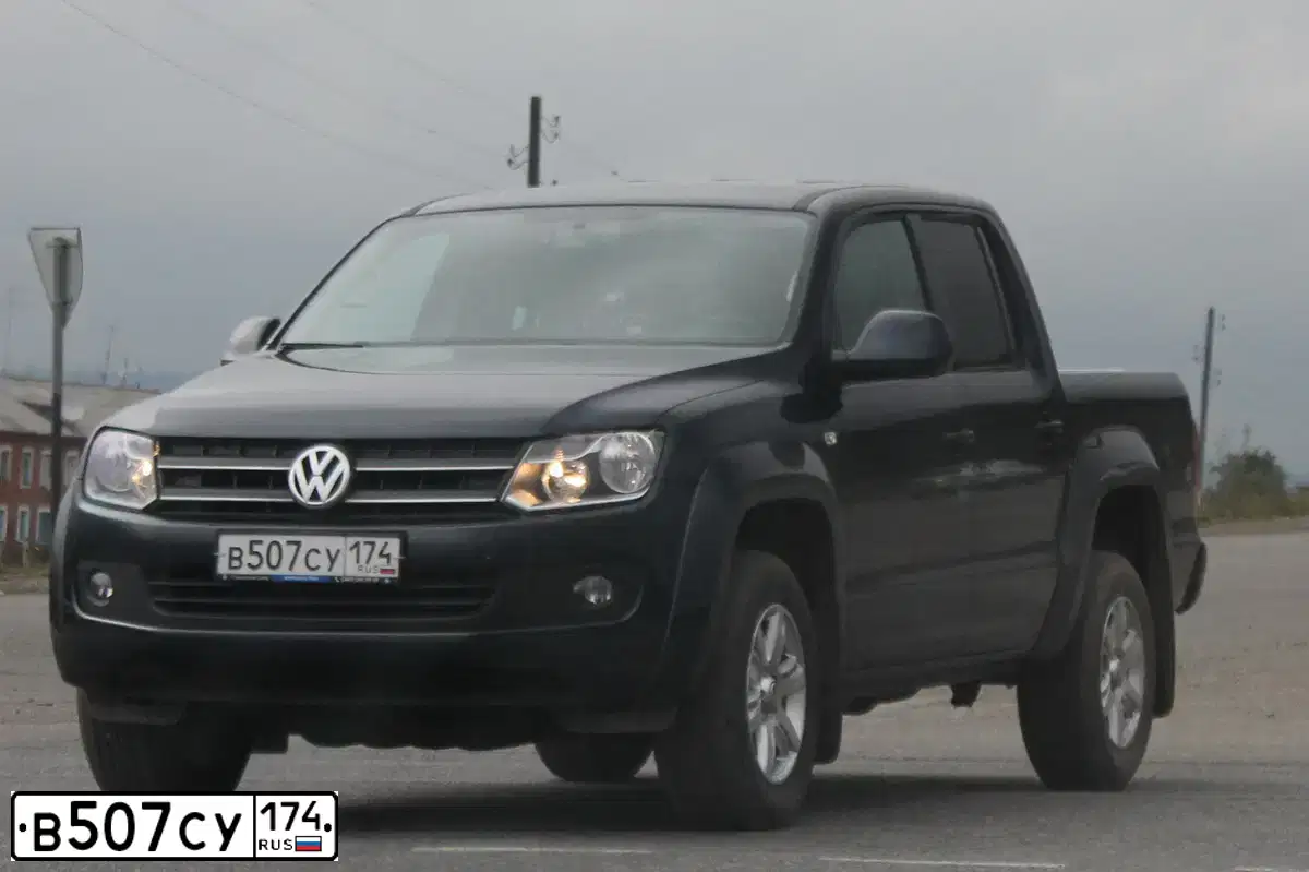 Фото автомобиля VOLKSWAGEN AMAROK, 2013 — госномер Е835ВН774. Цвет: Темно-синий