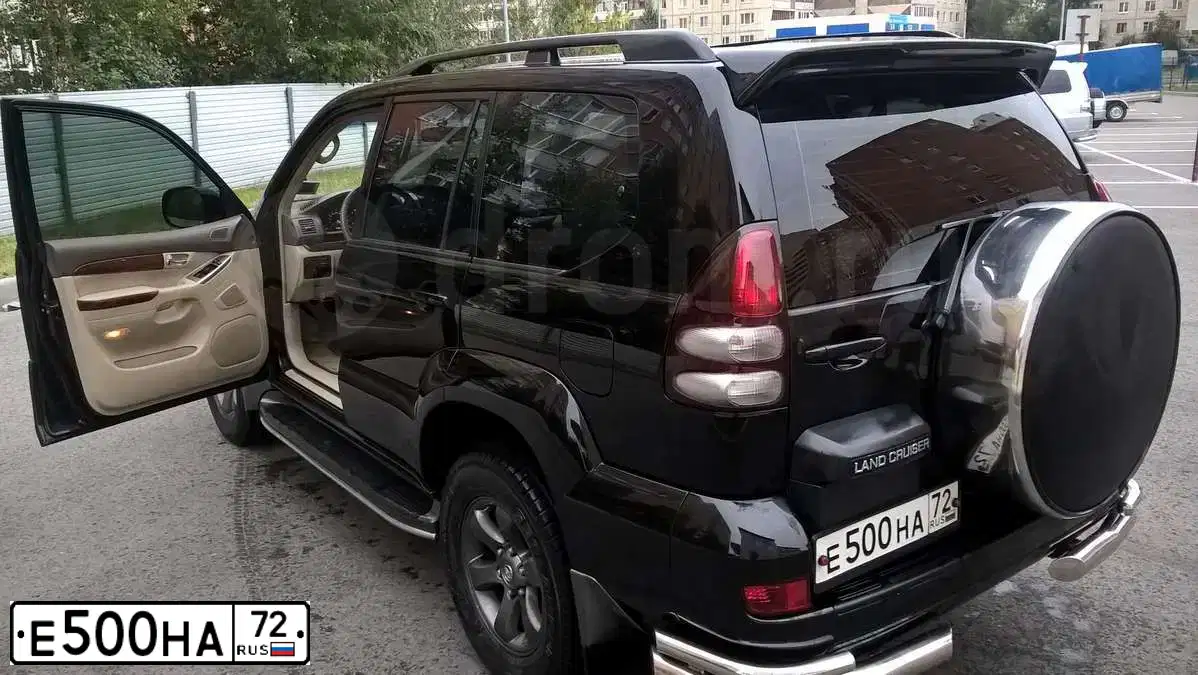 Фото автомобиля TOYOTA LANDCRUISER, 2004 — госномер Е500НА72. Цвет: ЧЕРНЫЙ
