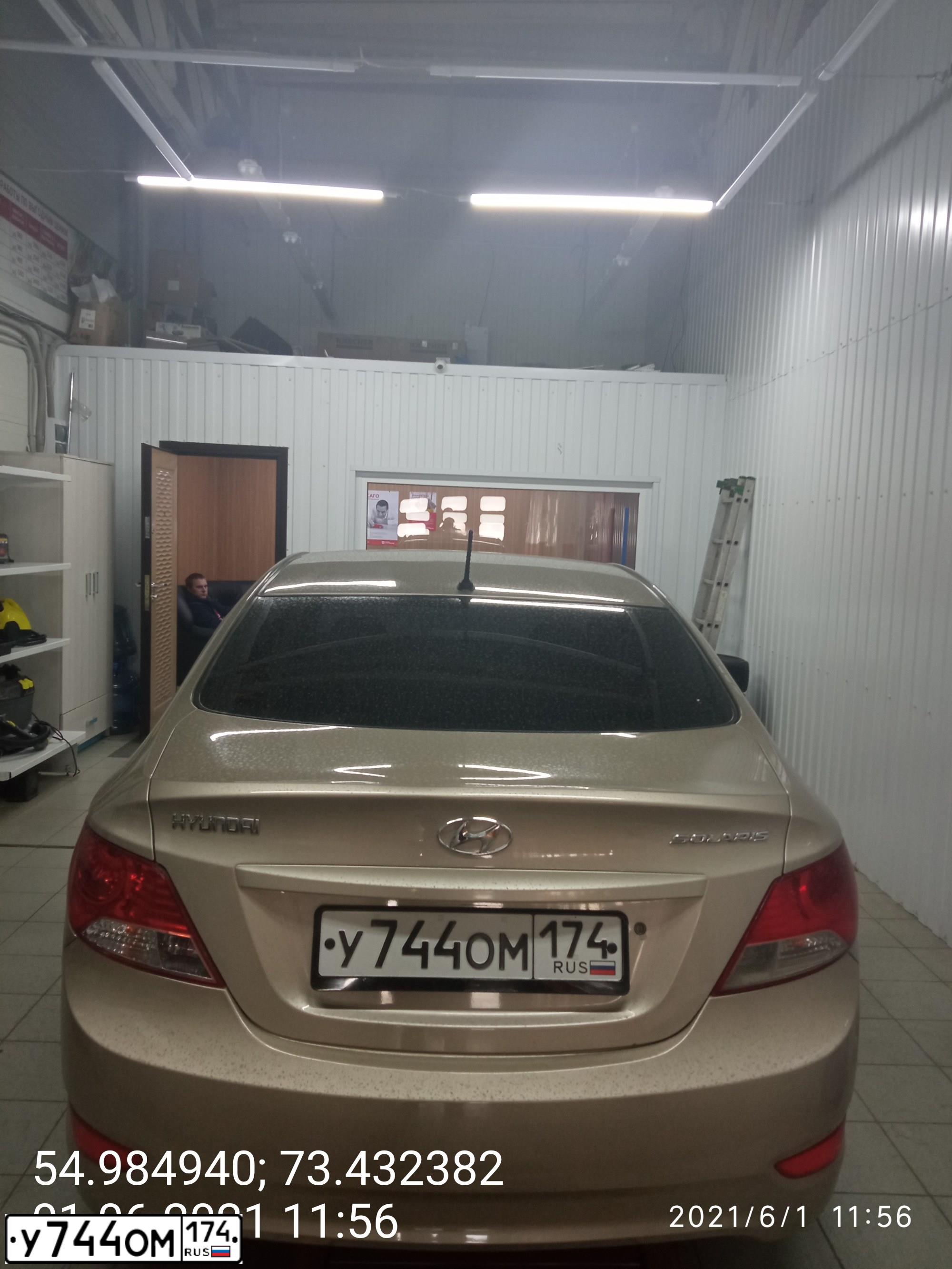 Фото автомобиля HYUNDAI SOLARIS, 2011 — госномер Х478АР55. Цвет: Серебристо-Бежево Серый 
