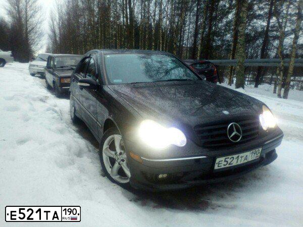 Фото автомобиля MERCEDES C-KLASSE, 2005 — госномер Е521ТА190. Цвет: ЧЕРНЫЙ