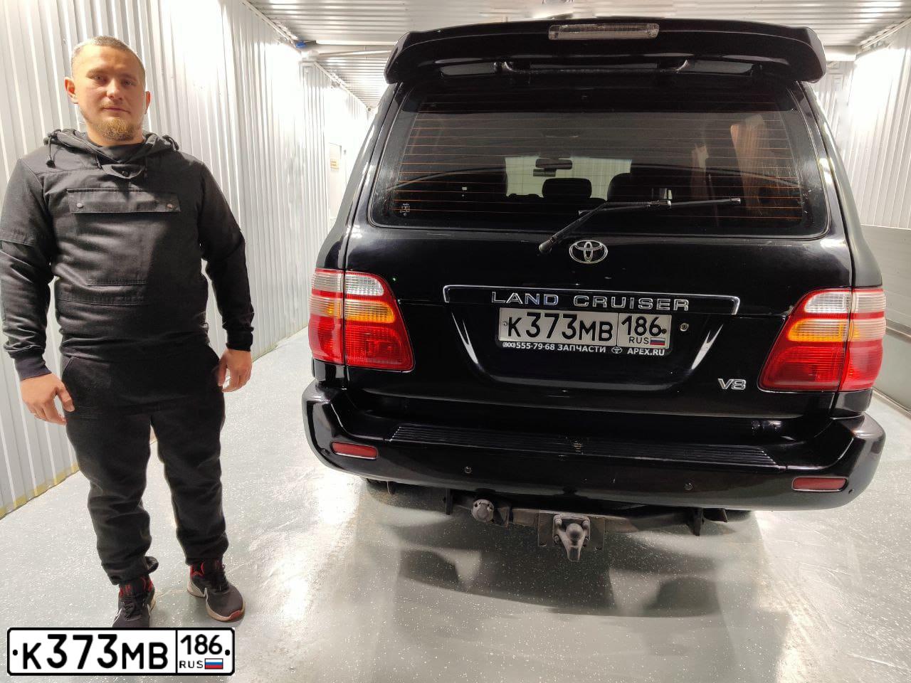 Фото автомобиля TOYOTA LANDCRUISER, 1999 — госномер У699КТ199. Цвет: ЧЕРНЫЙ
