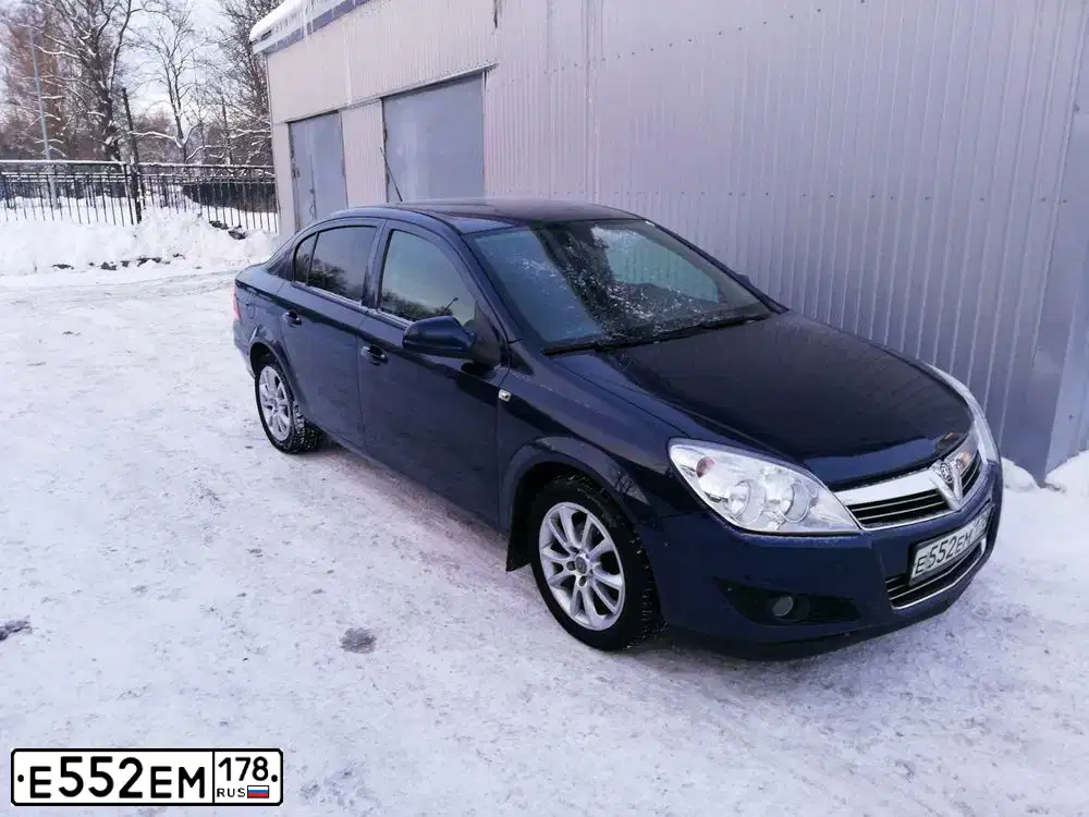 Фото автомобиля OPEL ASTRA, 2010 — госномер Е552ЕМ178. Цвет: синий