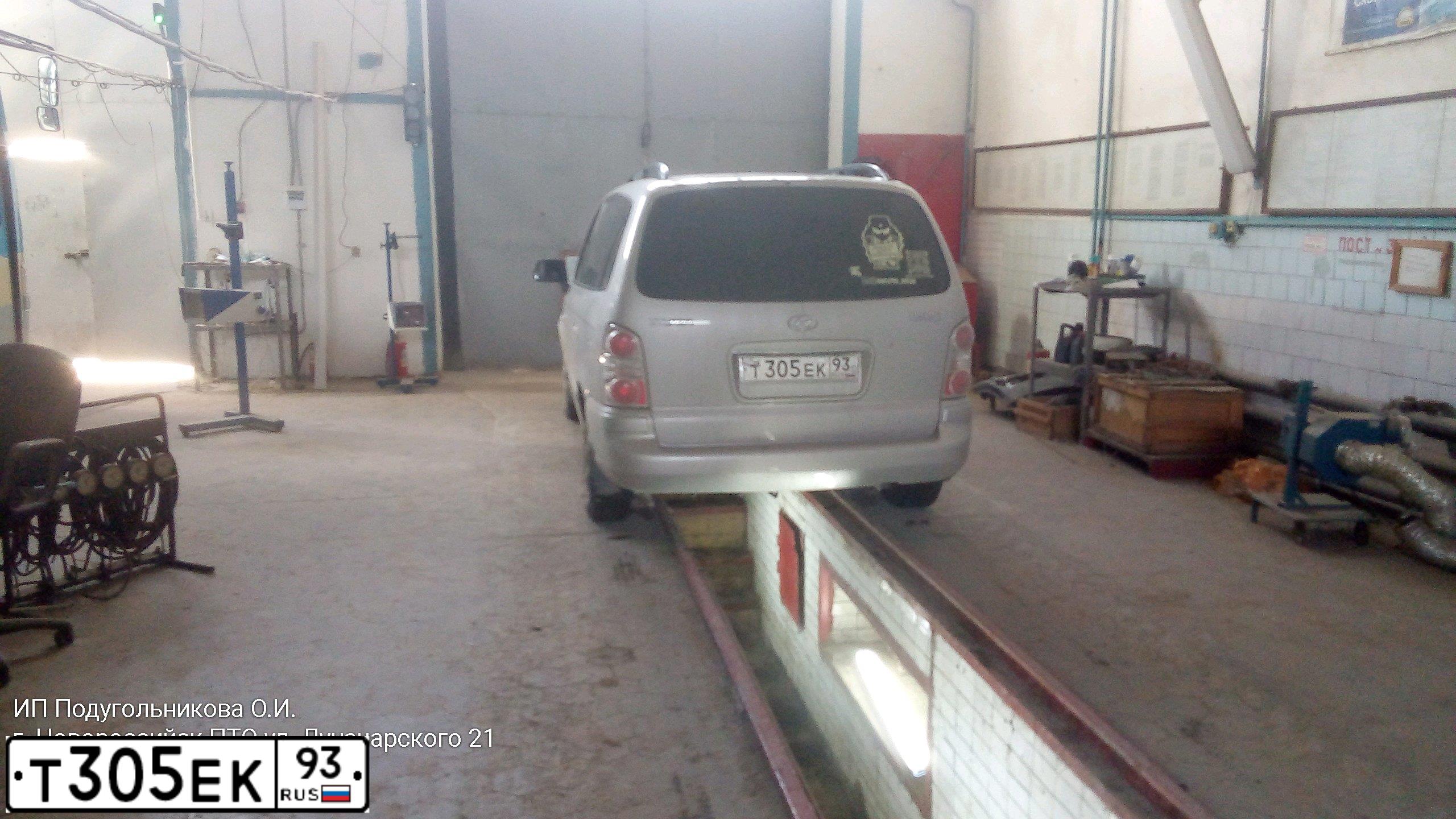 Фото автомобиля HYUNDAI TRAJET, 2006 — госномер Е527НН193. Цвет: Серебристый