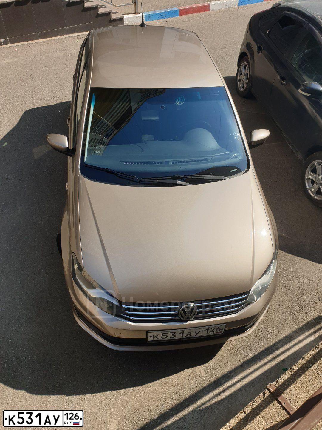 Фото автомобиля VOLKSWAGEN POLO, 2017 — госномер К531АУ126. Цвет: БЕЖЕВЫЙ