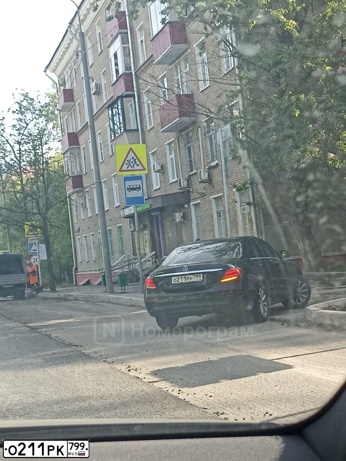 Фото автомобиля MERCEDES E-KLASSE, 2019 — госномер О211РК799. Цвет: ЧЕРНЫЙ