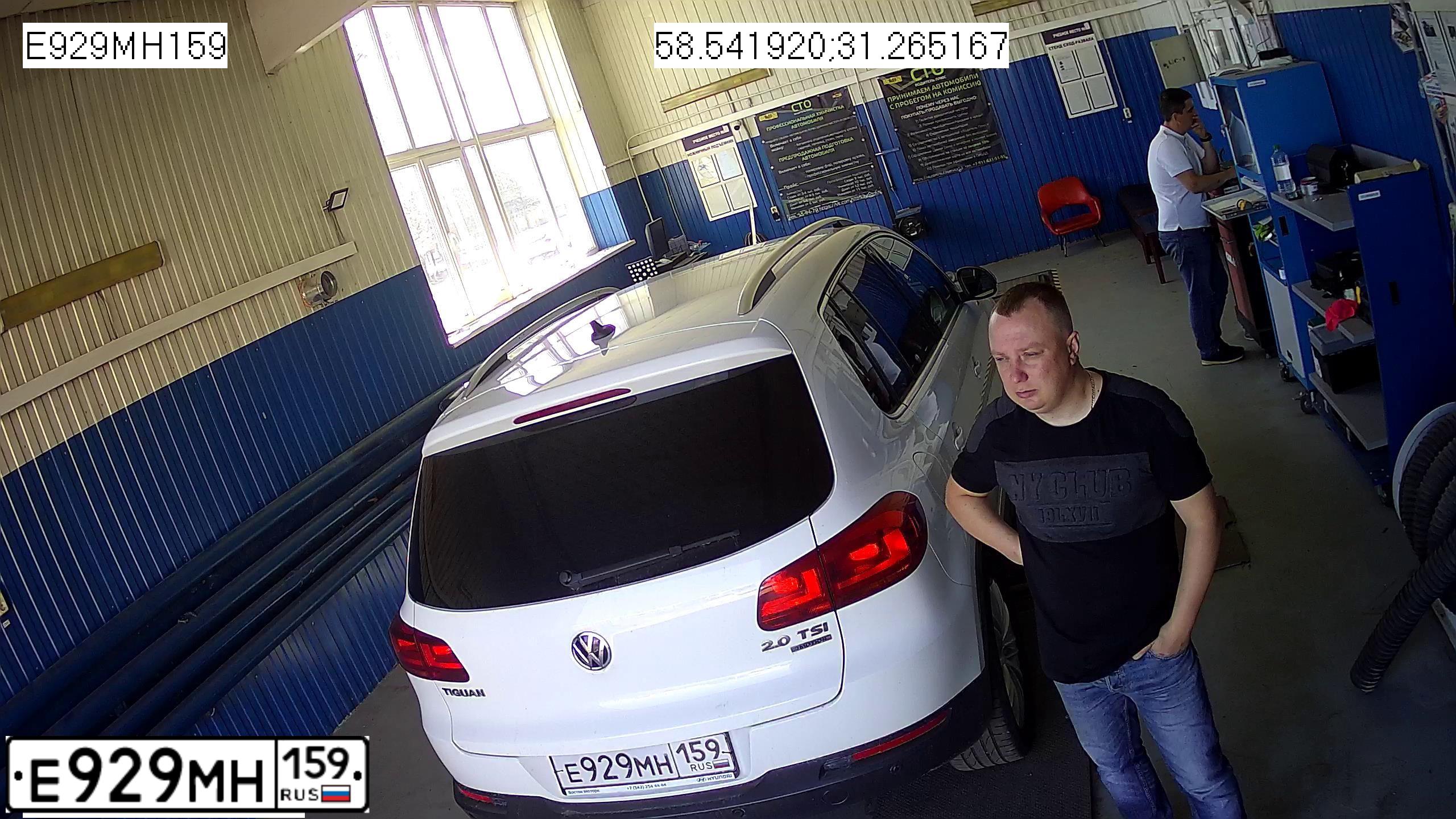 Фото автомобиля VOLKSWAGEN TIGUAN, 2013 — госномер К026ВО53. Цвет: Белый