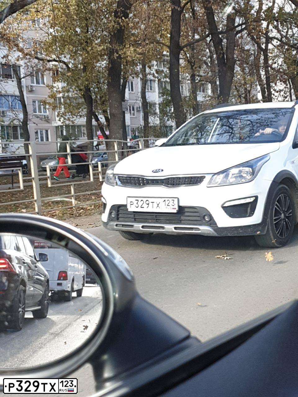 Фото автомобиля KIA RIO, 2018 — госномер Р329ТХ123. Цвет: БЕЛЫЙ