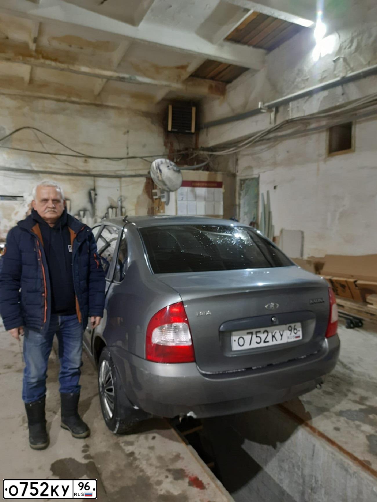 Фото автомобиля LADA 1118 KALINA, 2009 — госномер О752КУ96. Цвет: ТЕМНО-СЕРЫЙ