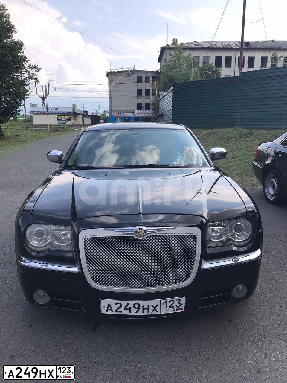 Фото автомобиля CHRYSLER SERIE 300, 2005 — госномер А777РТ15. Цвет: ЧЕРНЫЙ