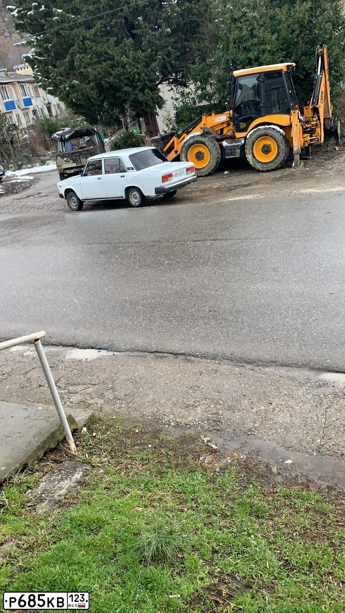 Фото автомобиля VAZ 2107 LADA, 2007 — госномер Р685КВ123. Цвет: ЯРКО-БЕЛЫЙ